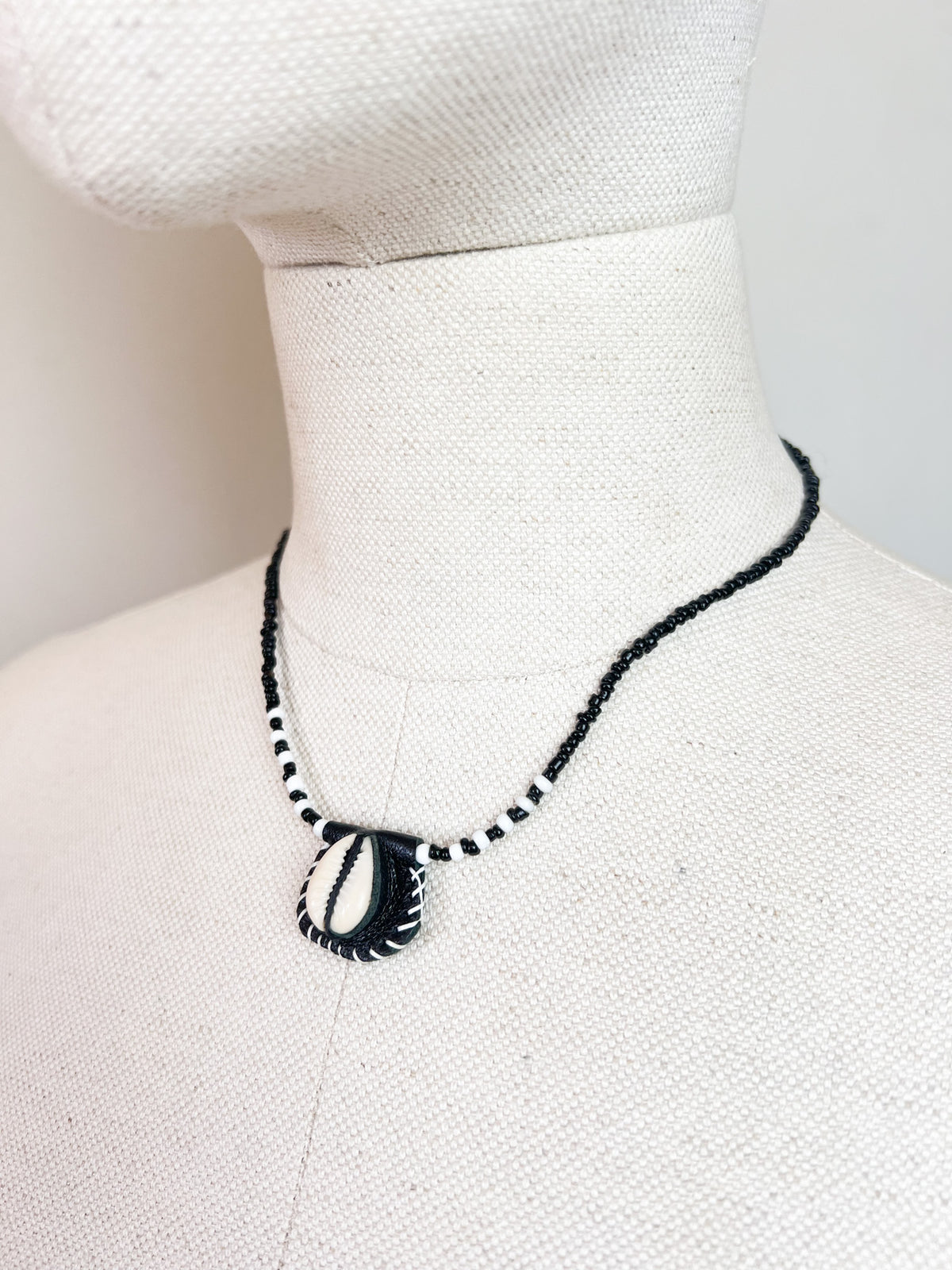 Collier Ras-de-Cou Vintage Y2K Style Surfer Pendentif Coquillage Cauri & Cuir – 42 cm