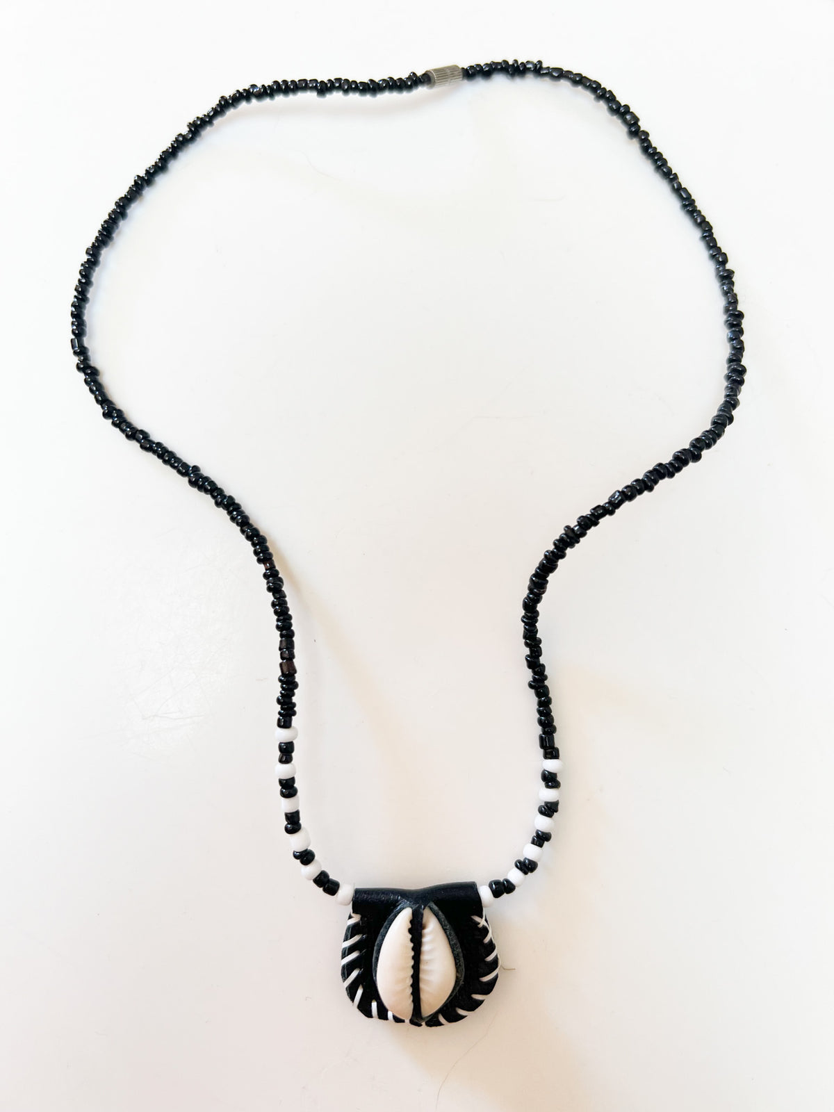 Collier Ras-de-Cou Vintage Y2K Style Surfer Pendentif Coquillage Cauri & Cuir – 42 cm