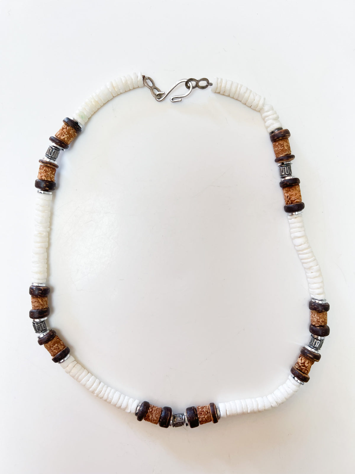 Collier Ras-de-Cou Vintage Années 90/Y2K Perles Coquillage, Bois & Métal – 44 cm