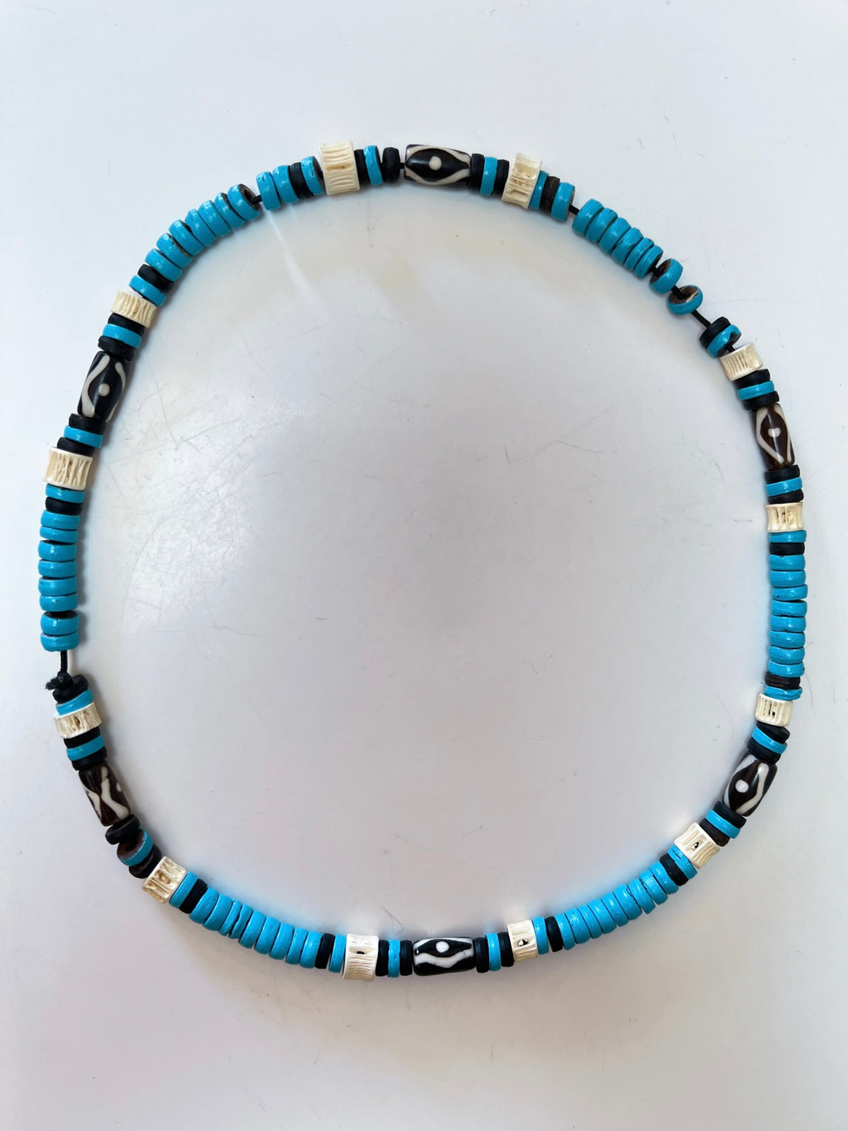 Collier Ras-de-Cou Vintage Années 90/Y2K Style Surfer Turquoise, Noir & Blanc – Perles Bois & Résine – 45 cm