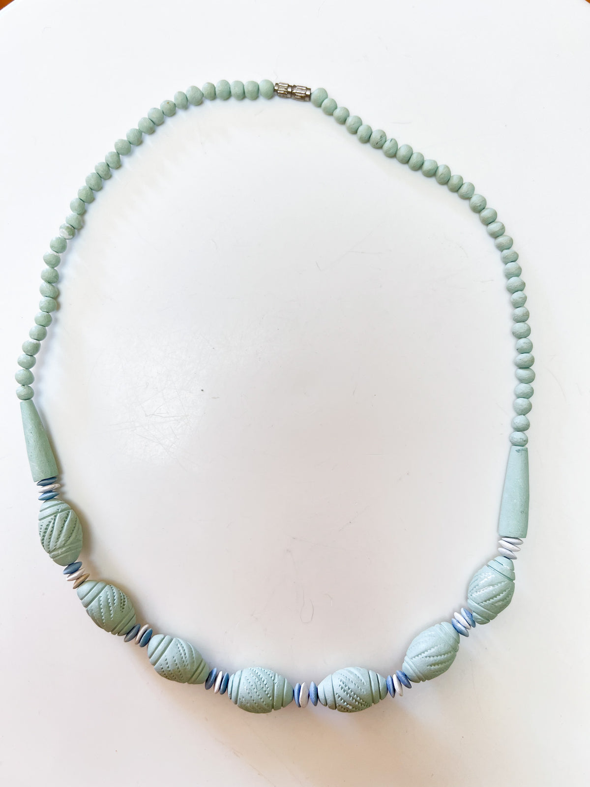Collier vintage années 80/90 perles sculptées vert d'eau