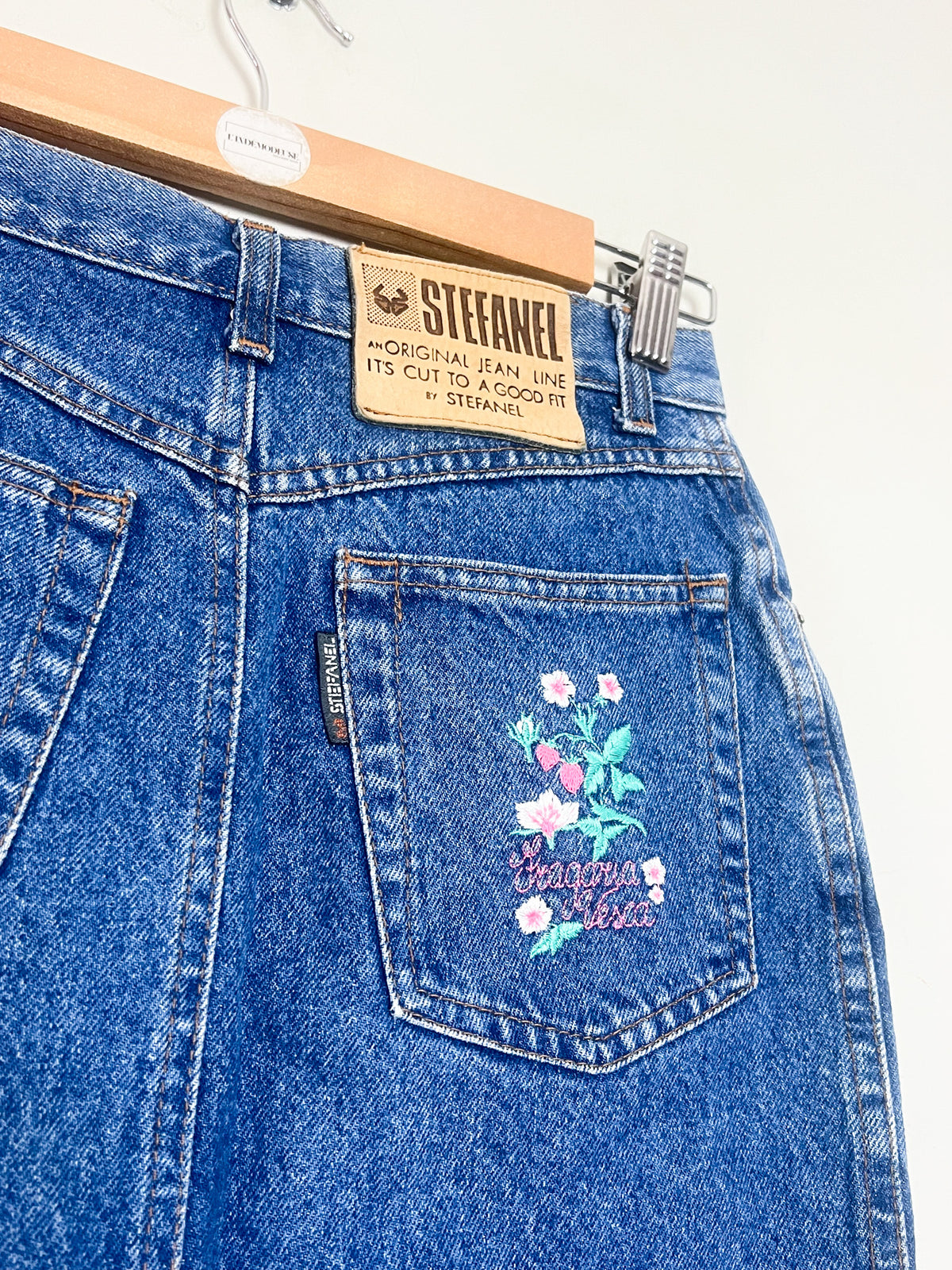 Jupe Crayon Vintage Années 90 Denim Stefanel Broderie Fraises – Made in Italy – T34
