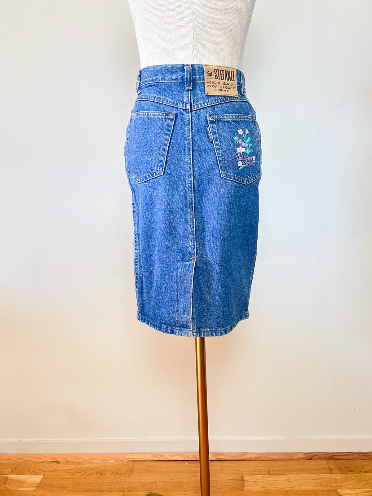 Jupe Crayon Vintage Années 90 Denim Stefanel Broderie Fraises – Made in Italy – T34