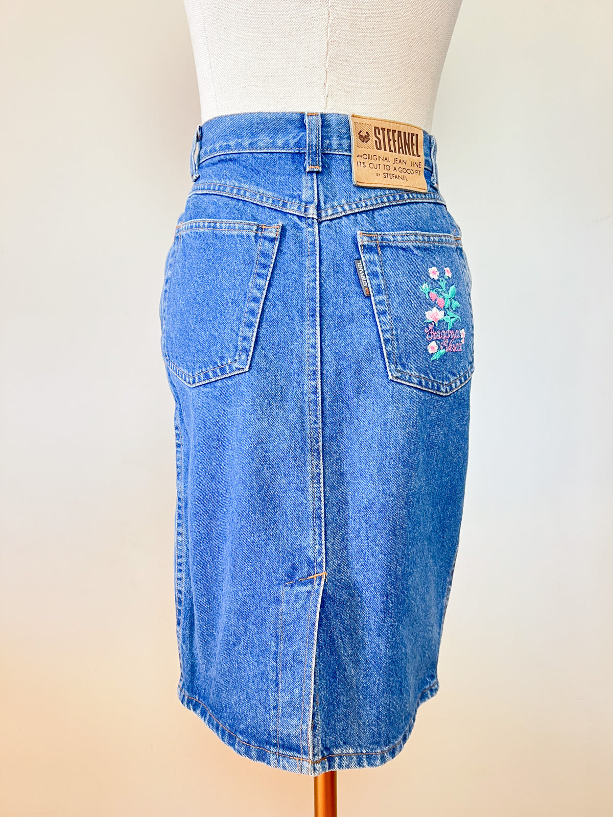 Jupe Crayon Vintage Années 90 Denim Stefanel Broderie Fraises – Made in Italy – T34