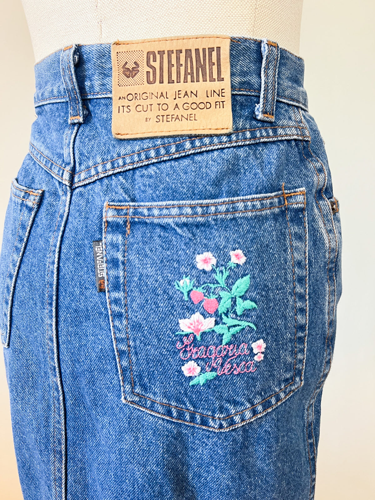 Jupe Crayon Vintage Années 90 Denim Stefanel Broderie Fraises – Made in Italy – T34