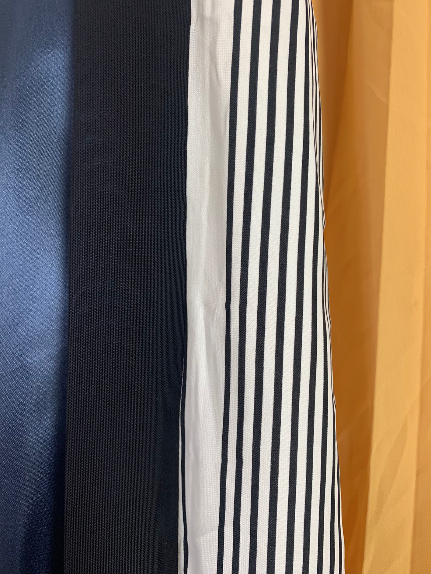 Jupe midi fluide asymétrique marine, jaune et blanche vintage