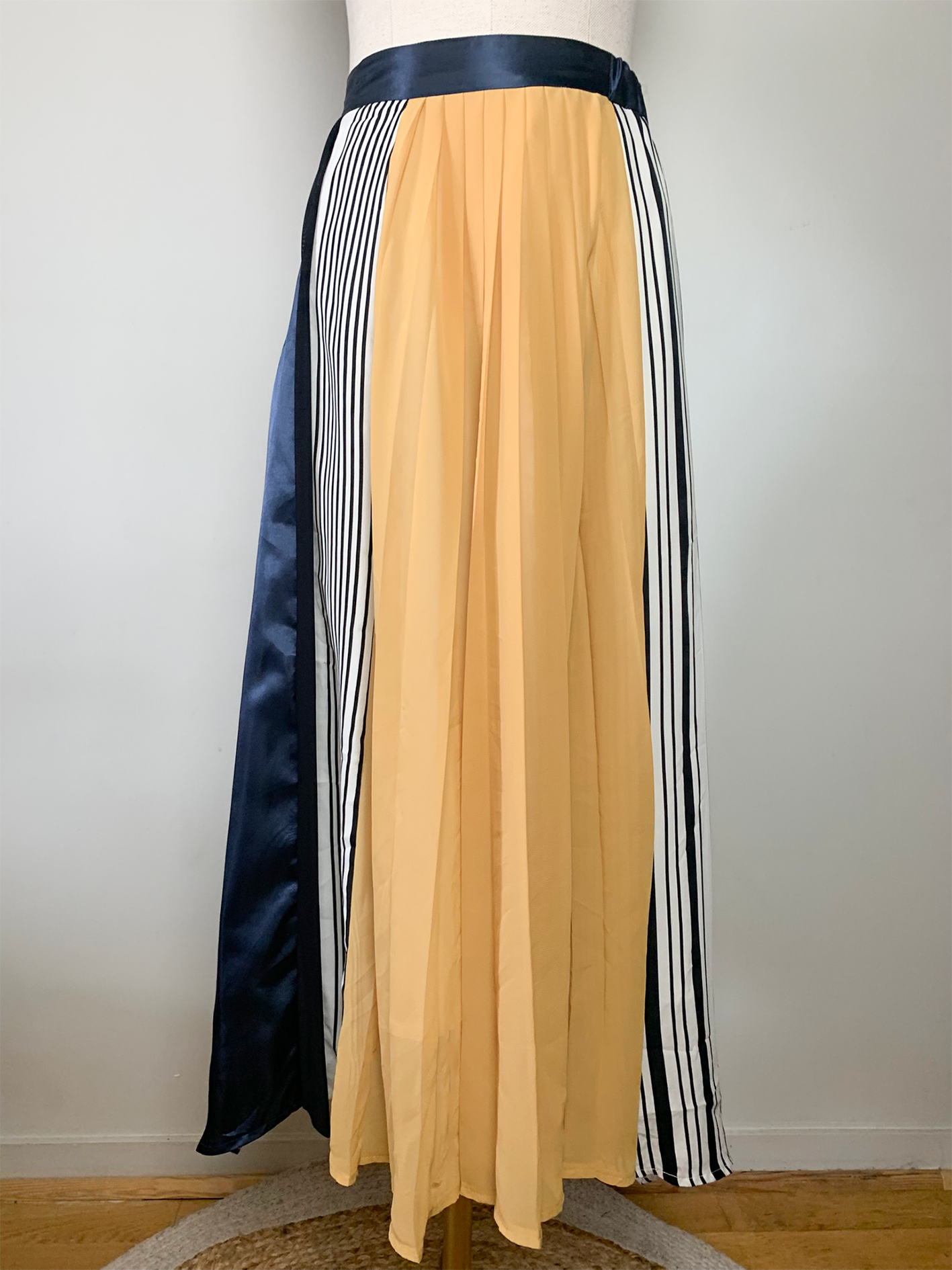 Jupe midi fluide asymétrique marine, jaune et blanche vintage