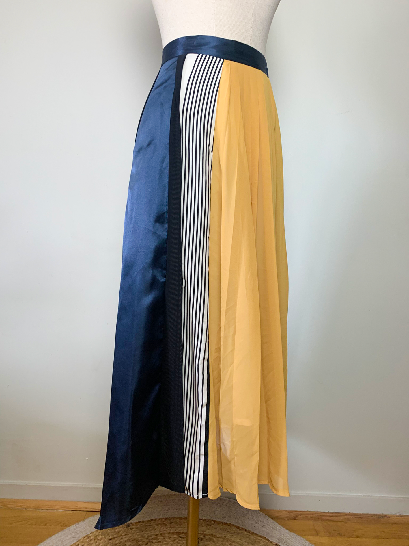 Jupe midi fluide asymétrique marine, jaune et blanche vintage