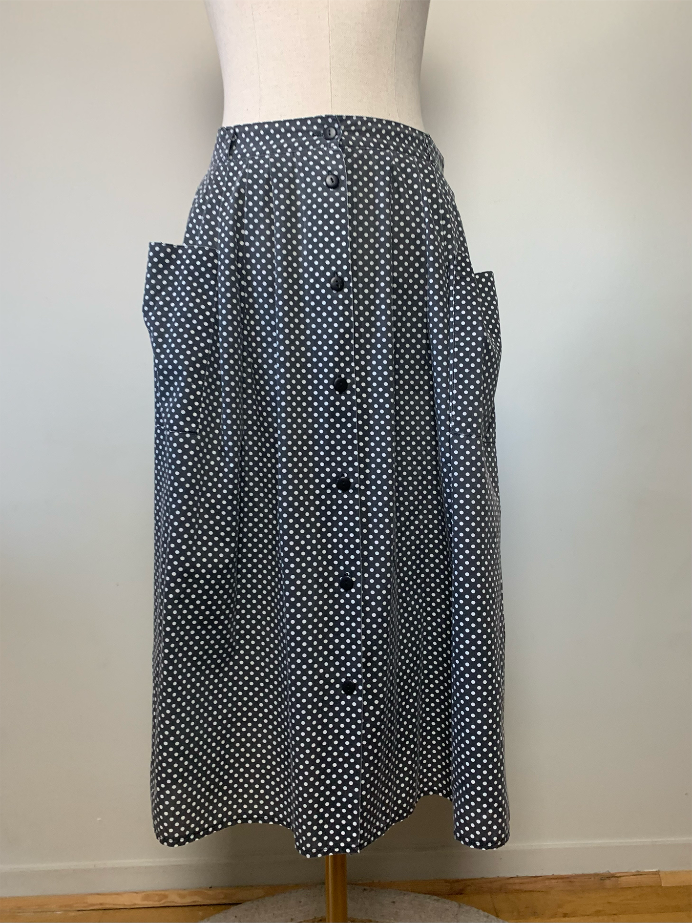 Jupe midi à plis gris anthracite à pois blancs boutonnée sur le devant vintage