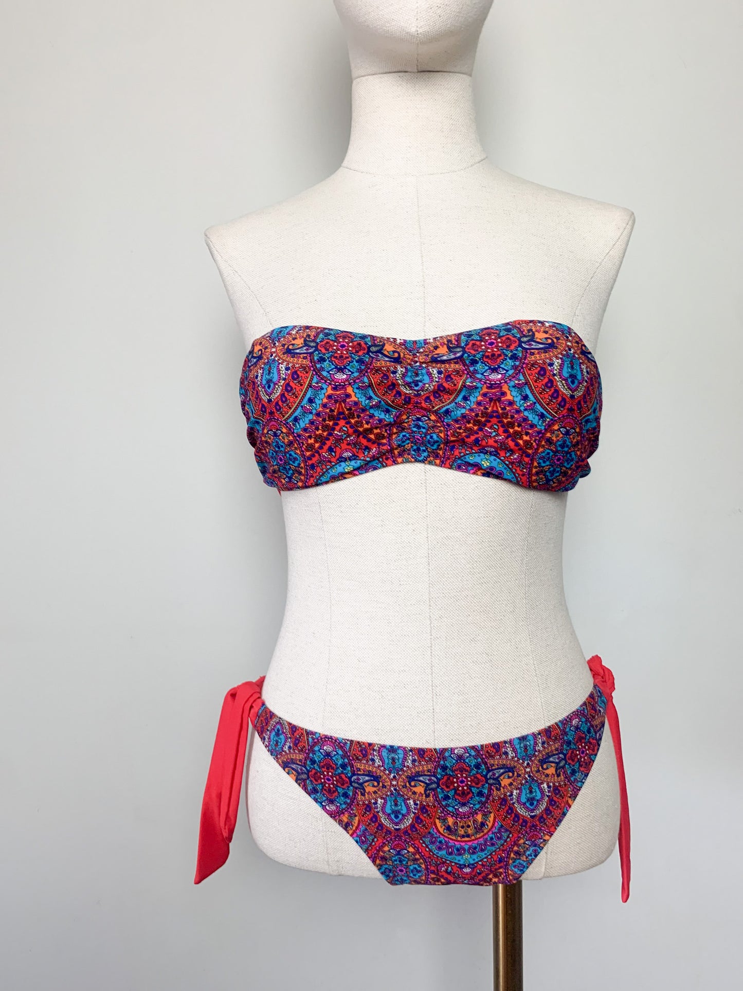 Maillot de Bain 2 Pièces Imprimé Paisley – Haut Bandeau Modulable – Taille 38/40