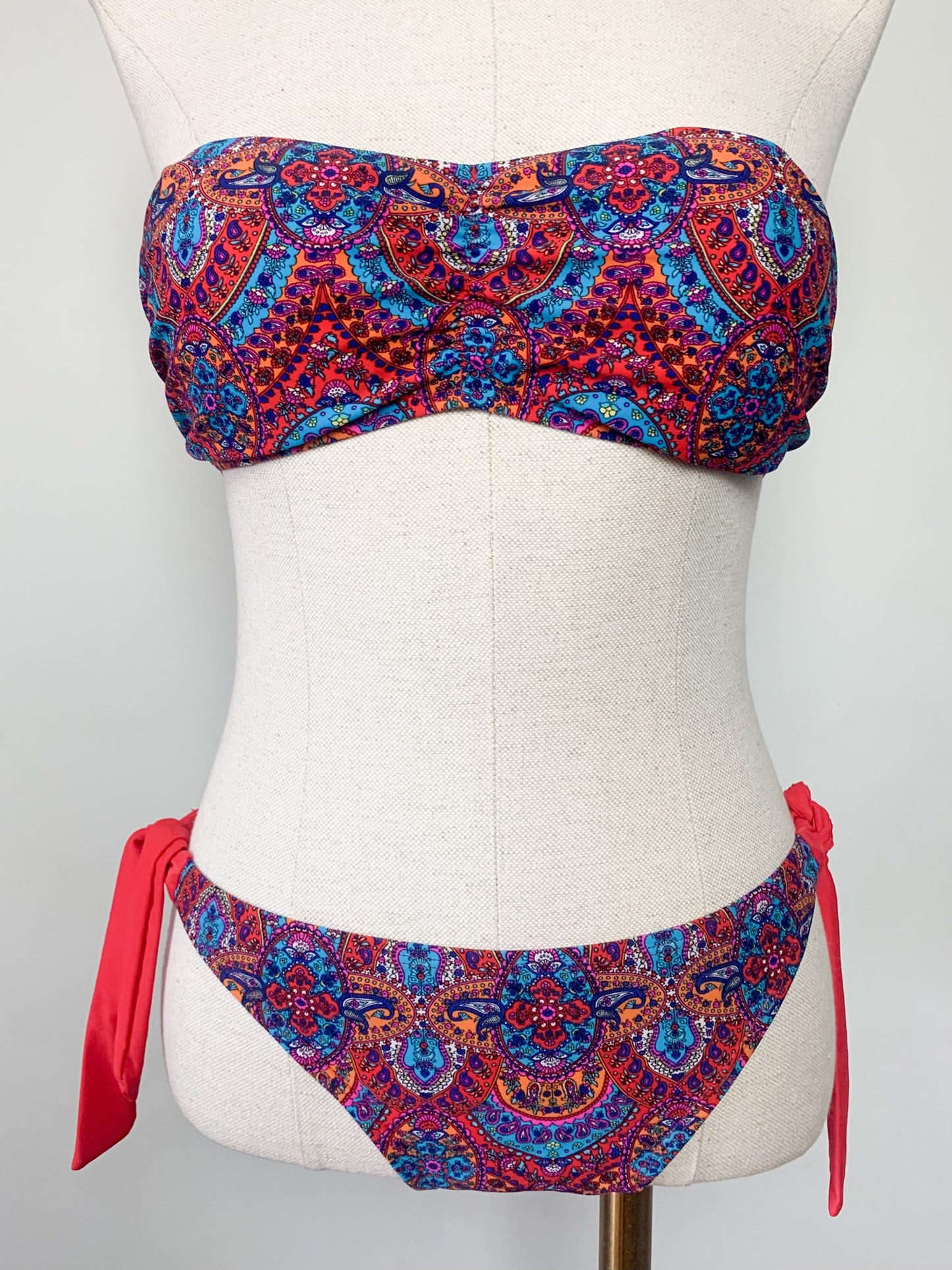 Maillot de Bain 2 Pièces Imprimé Paisley – Haut Bandeau Modulable – Taille 38/40