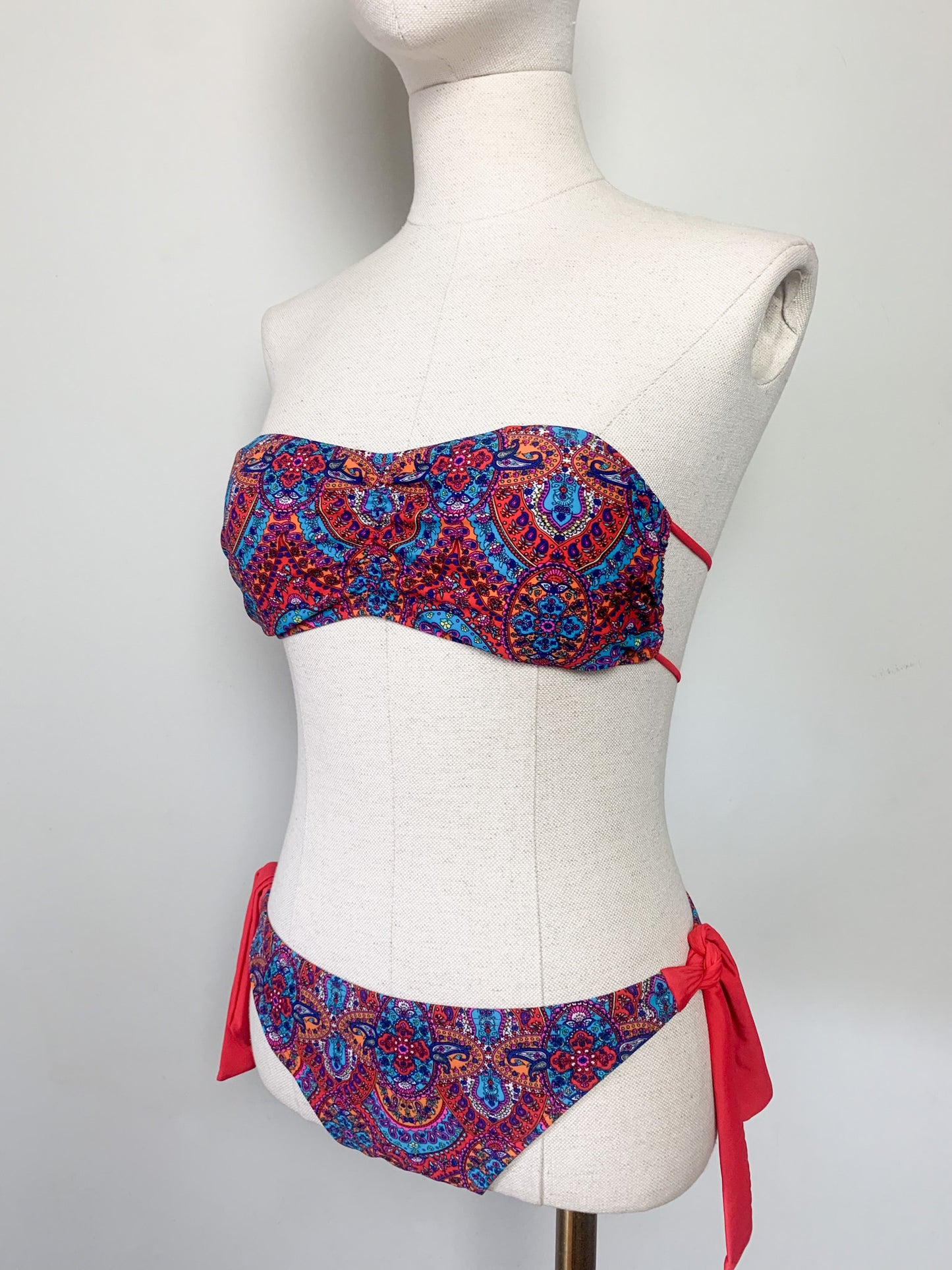 Maillot de Bain 2 Pièces Imprimé Paisley – Haut Bandeau Modulable – Taille 38/40