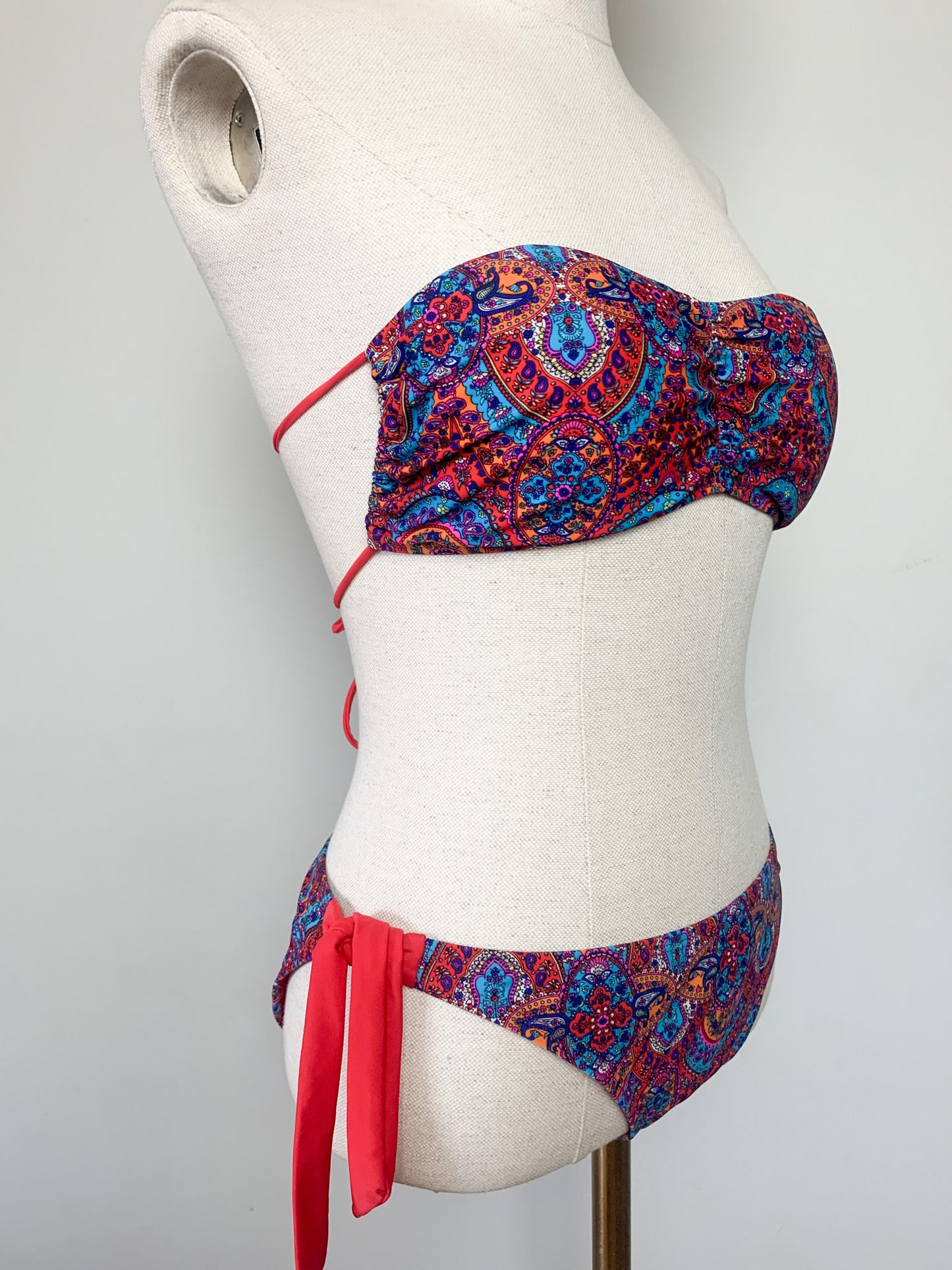 Maillot de Bain 2 Pièces Imprimé Paisley – Haut Bandeau Modulable – Taille 38/40
