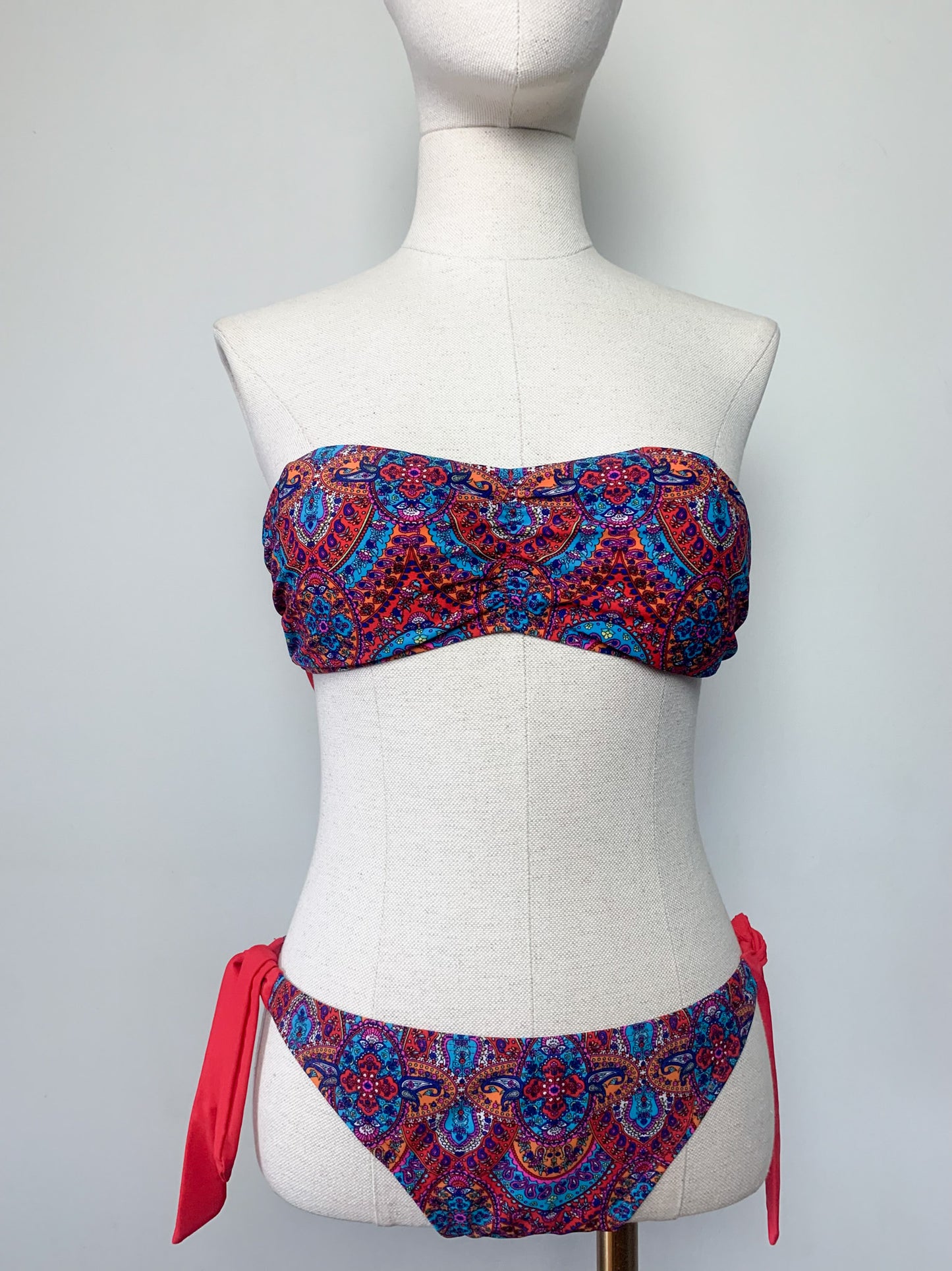 Maillot de Bain 2 Pièces Imprimé Paisley – Haut Bandeau Modulable – Taille 38/40