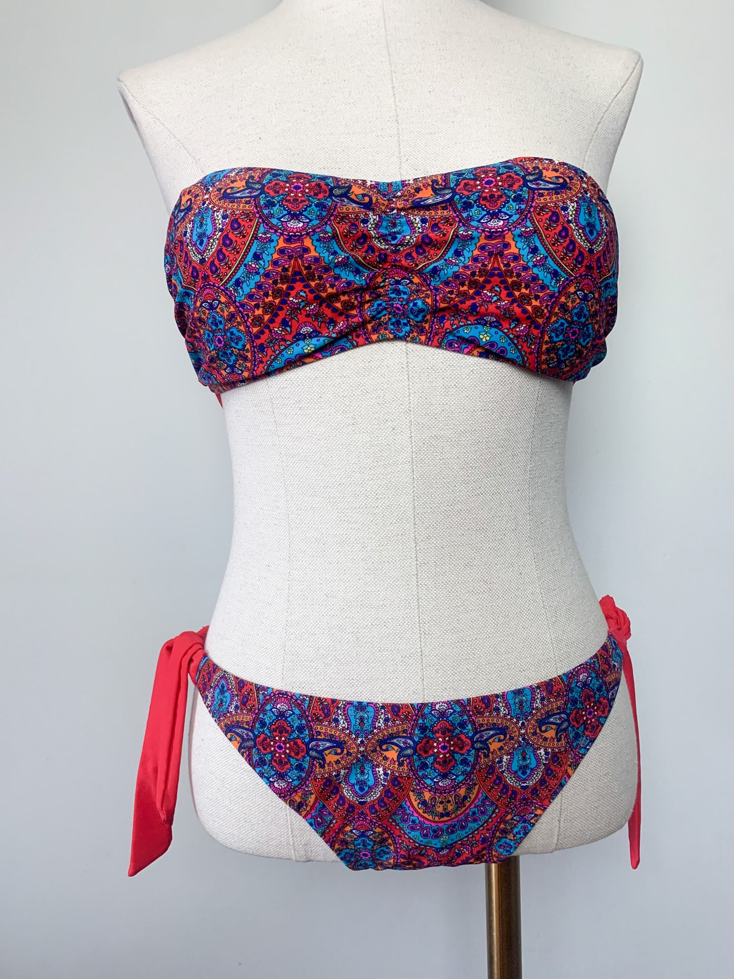 Maillot de Bain 2 Pièces Imprimé Paisley – Haut Bandeau Modulable – Taille 38/40