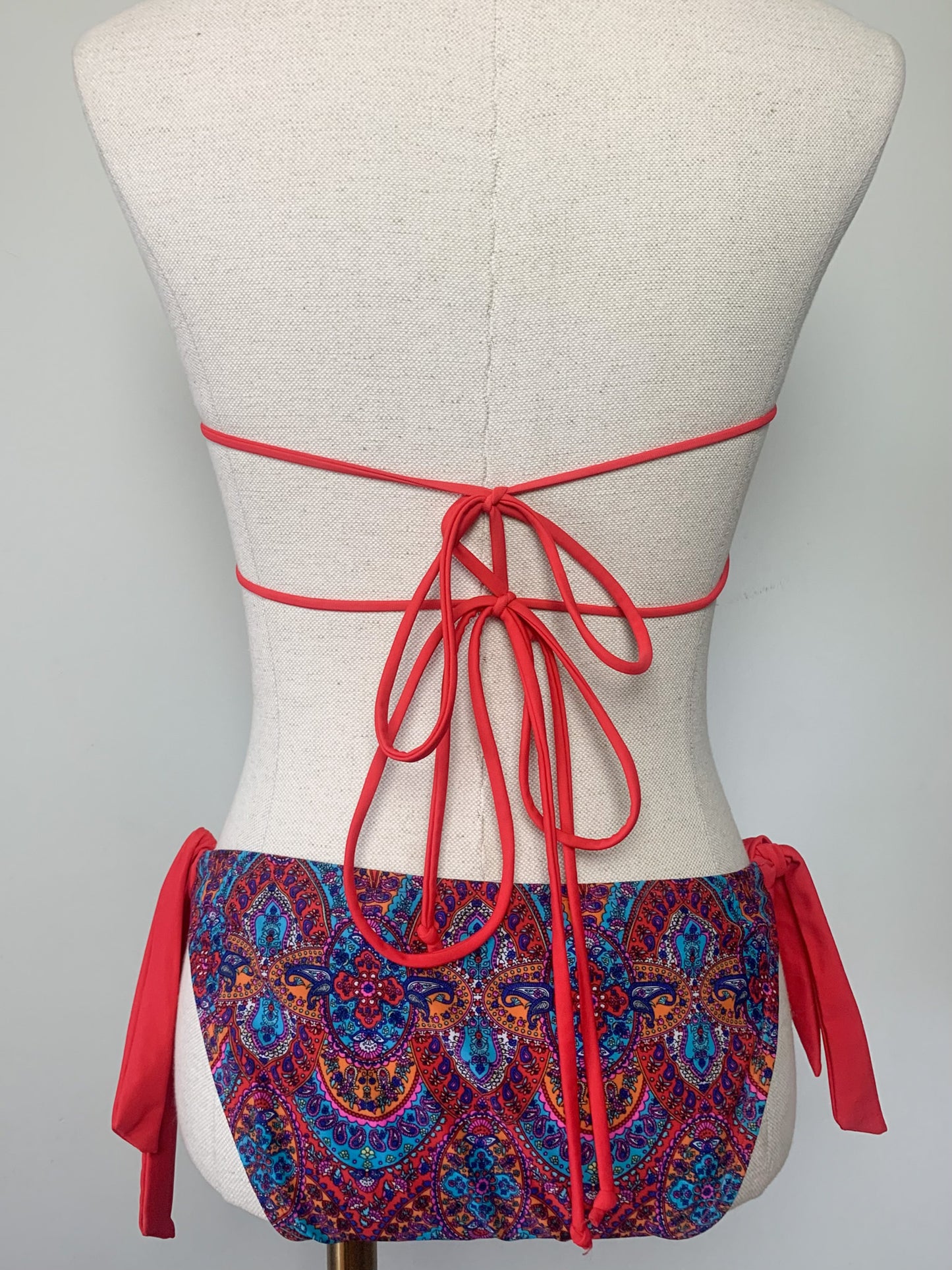 Maillot de Bain 2 Pièces Imprimé Paisley – Haut Bandeau Modulable – Taille 38/40