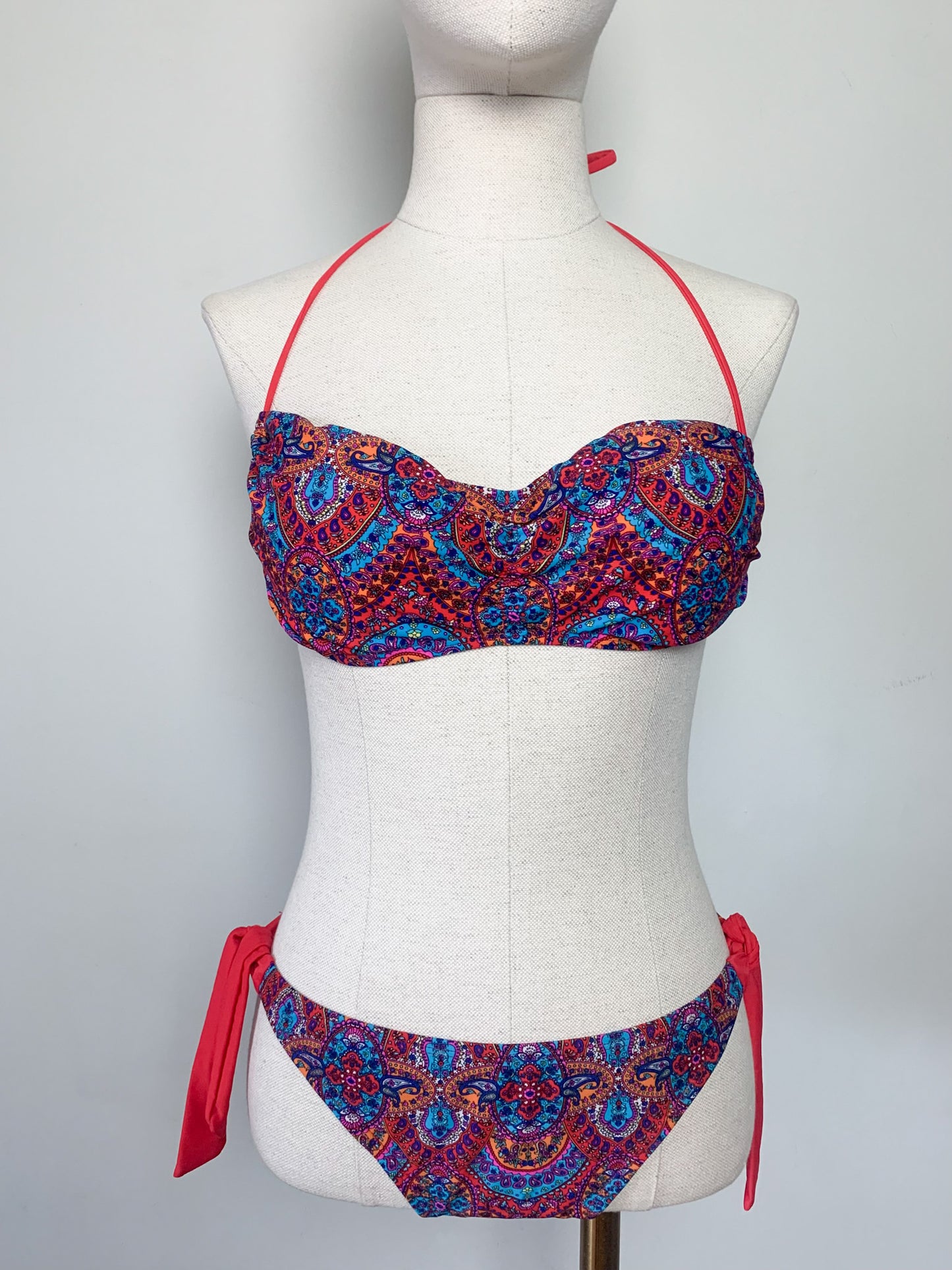 Maillot de Bain 2 Pièces Imprimé Paisley – Haut Bandeau Modulable – Taille 38/40