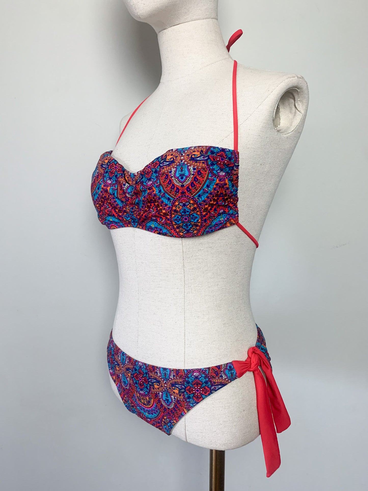 Maillot de Bain 2 Pièces Imprimé Paisley – Haut Bandeau Modulable – Taille 38/40