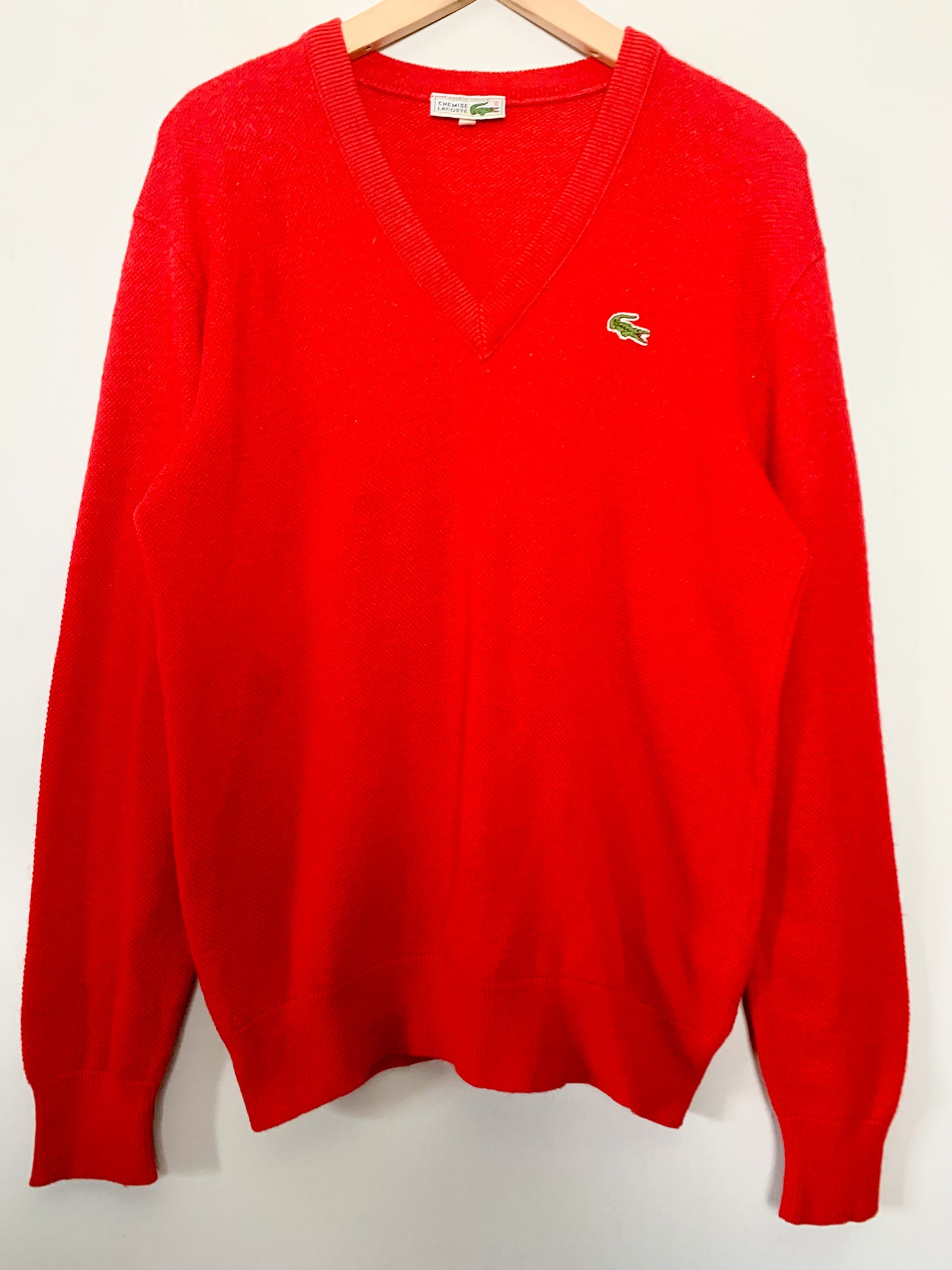 Pull Vintage années70/80 Lacoste Rouge Col V T M Homme / Oversize Femme - 60% Laine - Unisexe