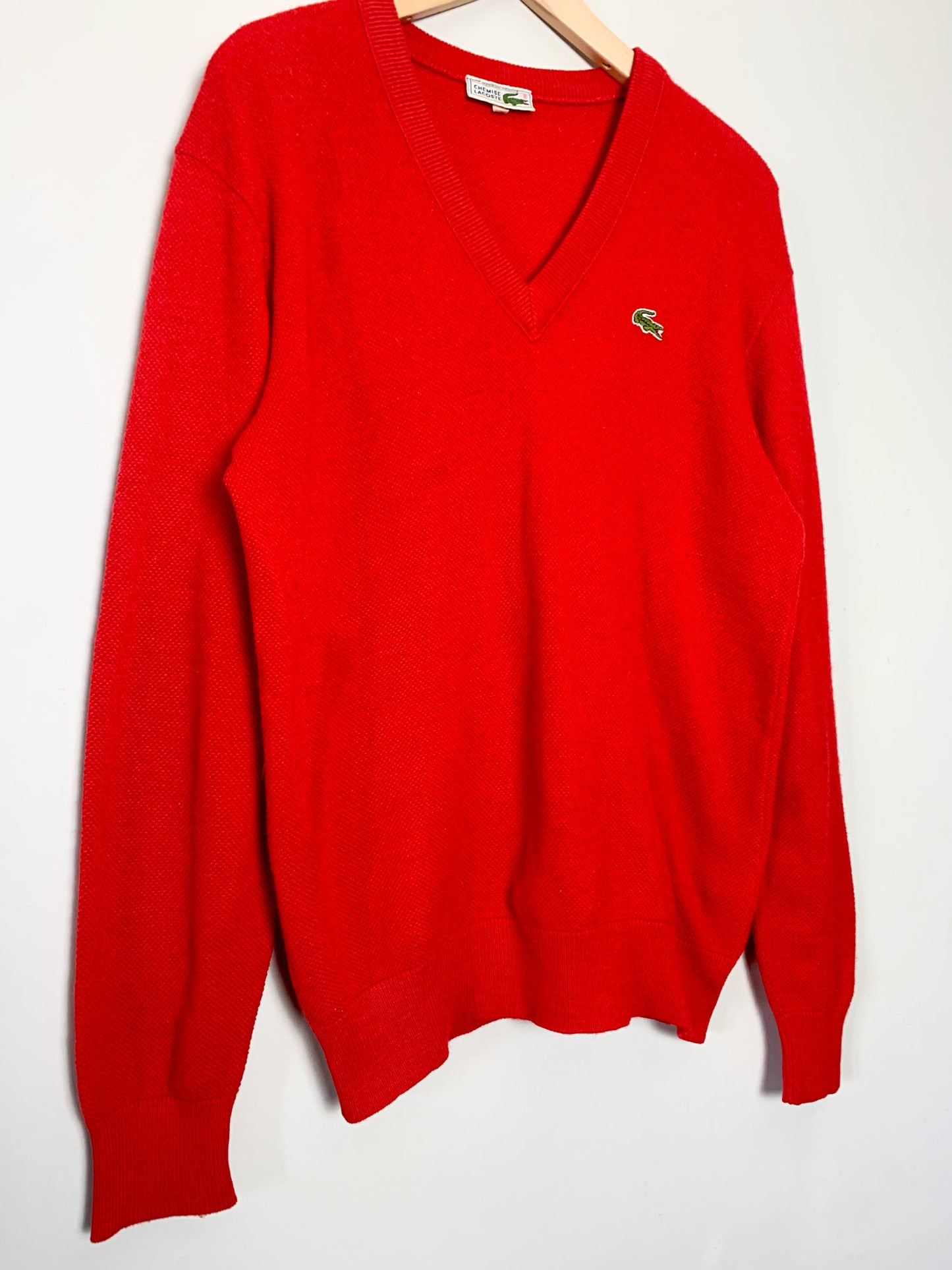 Pull Vintage années70/80 Lacoste Rouge Col V T M Homme / Oversize Femme - 60% Laine - Unisexe