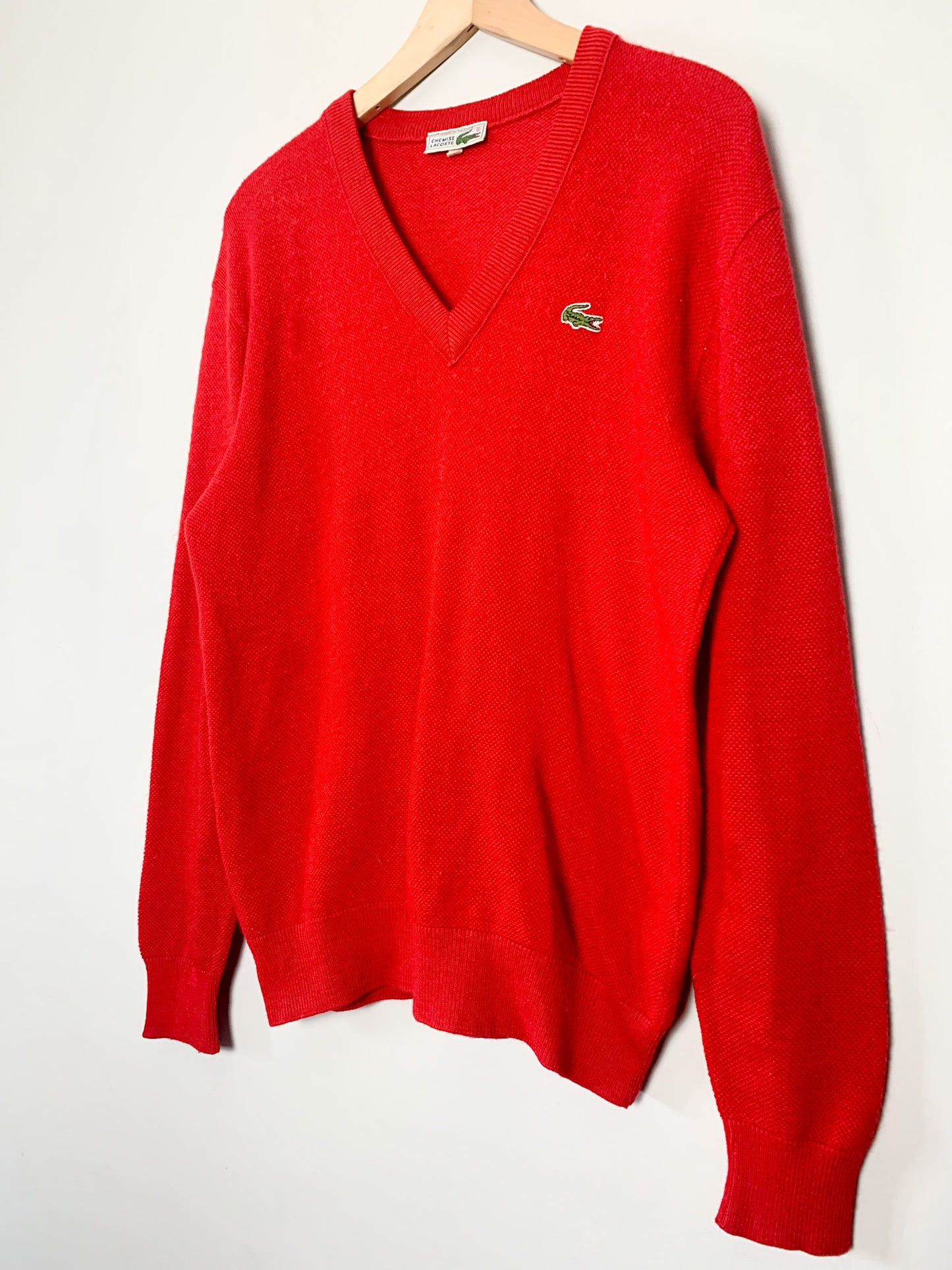 Pull Vintage années70/80 Lacoste Rouge Col V T M Homme / Oversize Femme - 60% Laine - Unisexe