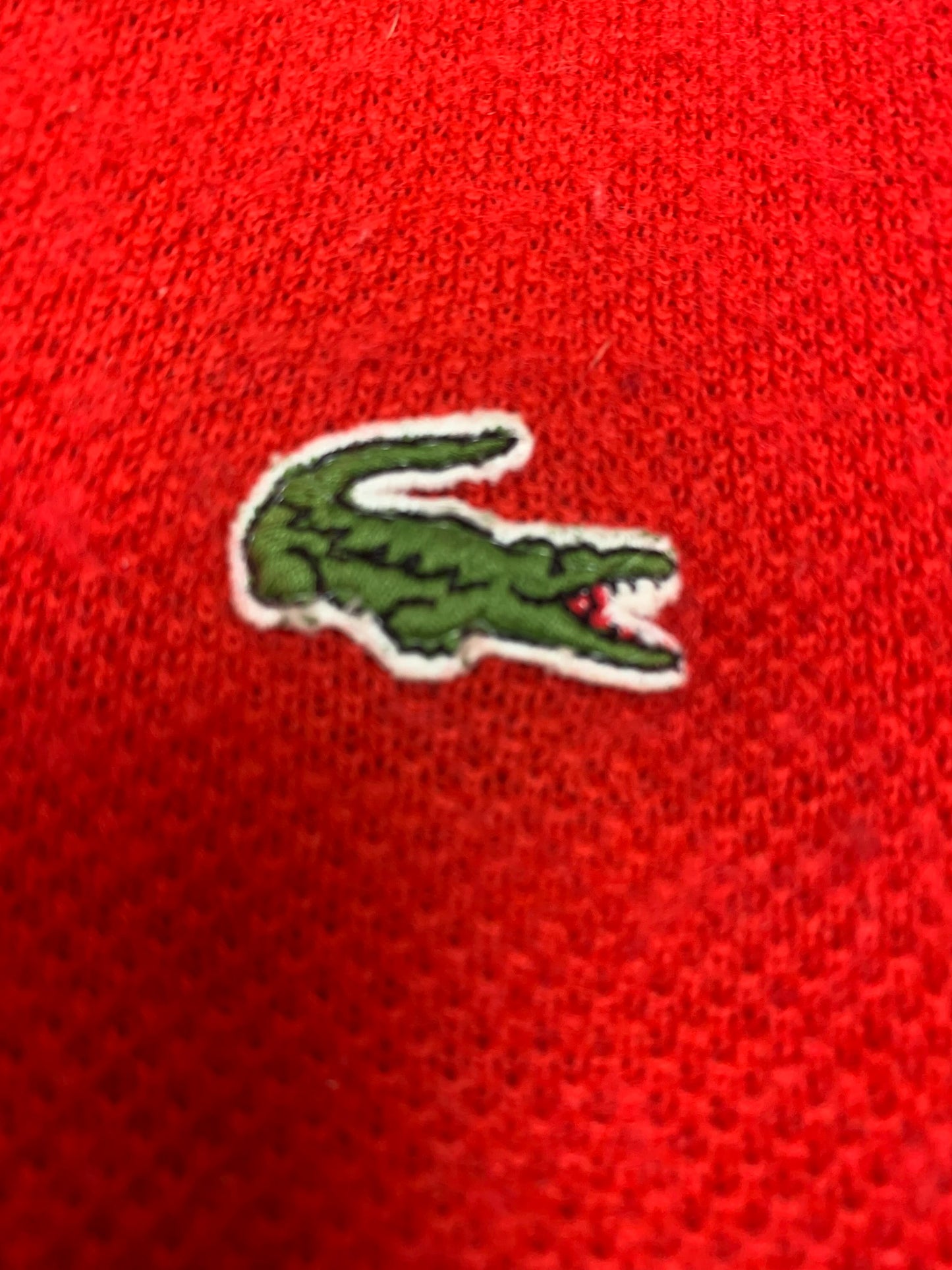 Pull Vintage années70/80 Lacoste Rouge Col V T M Homme / Oversize Femme - 60% Laine - Unisexe