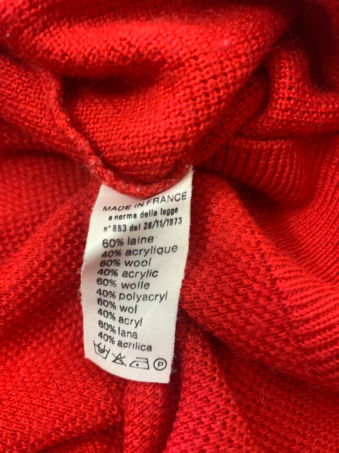 Pull Vintage années70/80 Lacoste Rouge Col V T M Homme / Oversize Femme - 60% Laine - Unisexe
