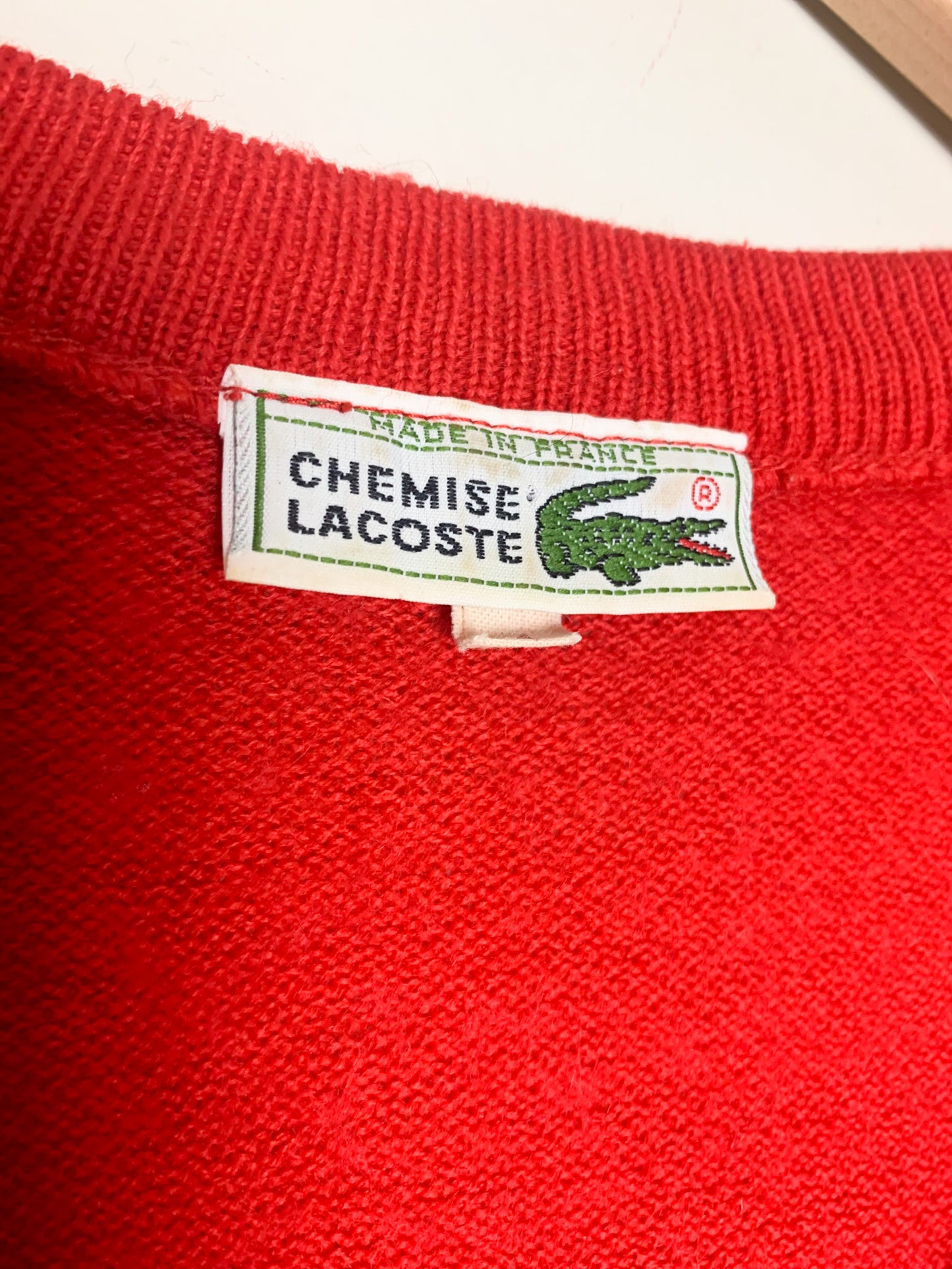 Pull Vintage années70/80 Lacoste Rouge Col V T M Homme / Oversize Femme - 60% Laine - Unisexe