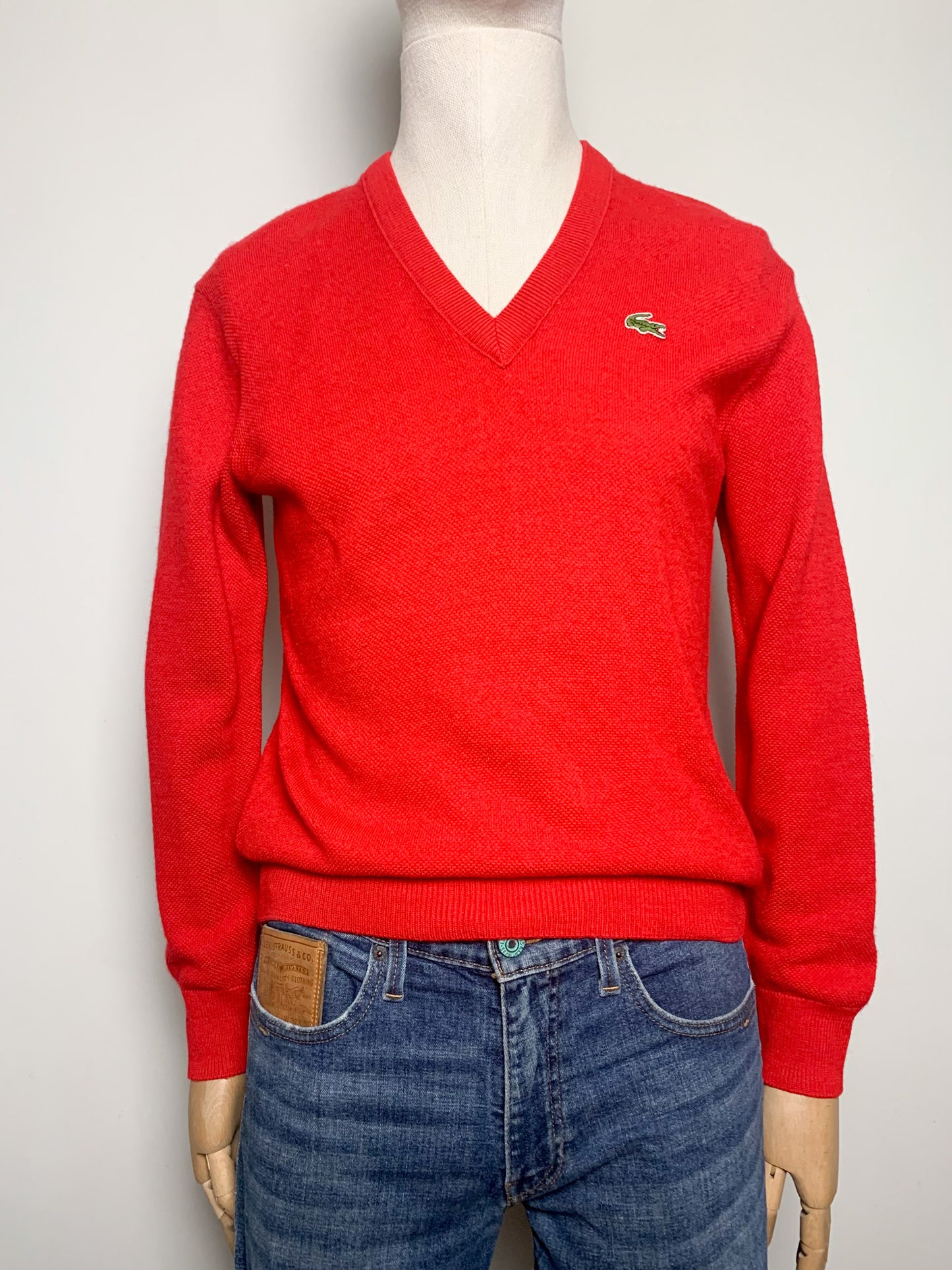 Pull Vintage années70/80 Lacoste Rouge Col V T M Homme / Oversize Femme - 60% Laine - Unisexe