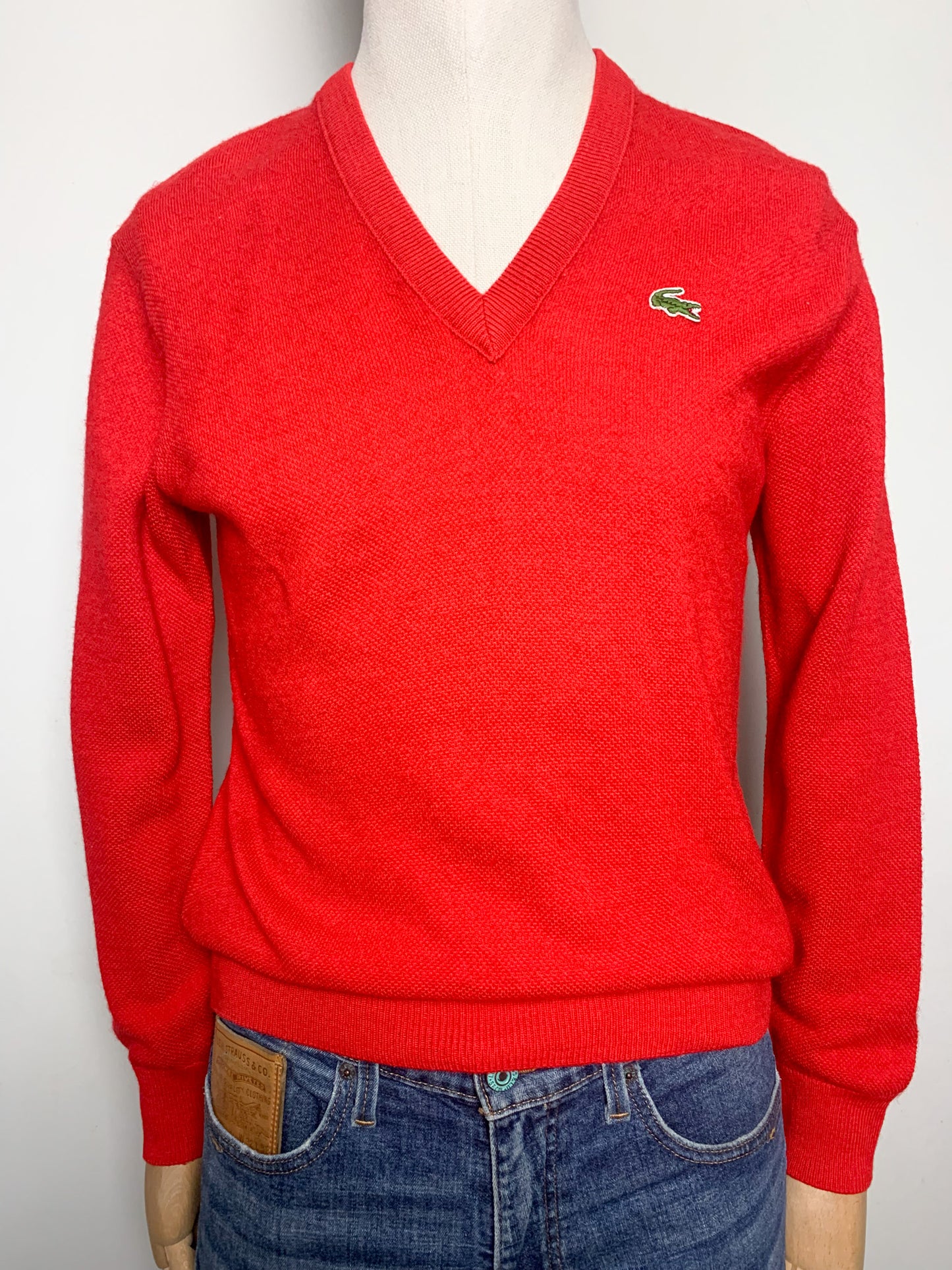 Pull Vintage années70/80 Lacoste Rouge Col V T M Homme / Oversize Femme - 60% Laine - Unisexe