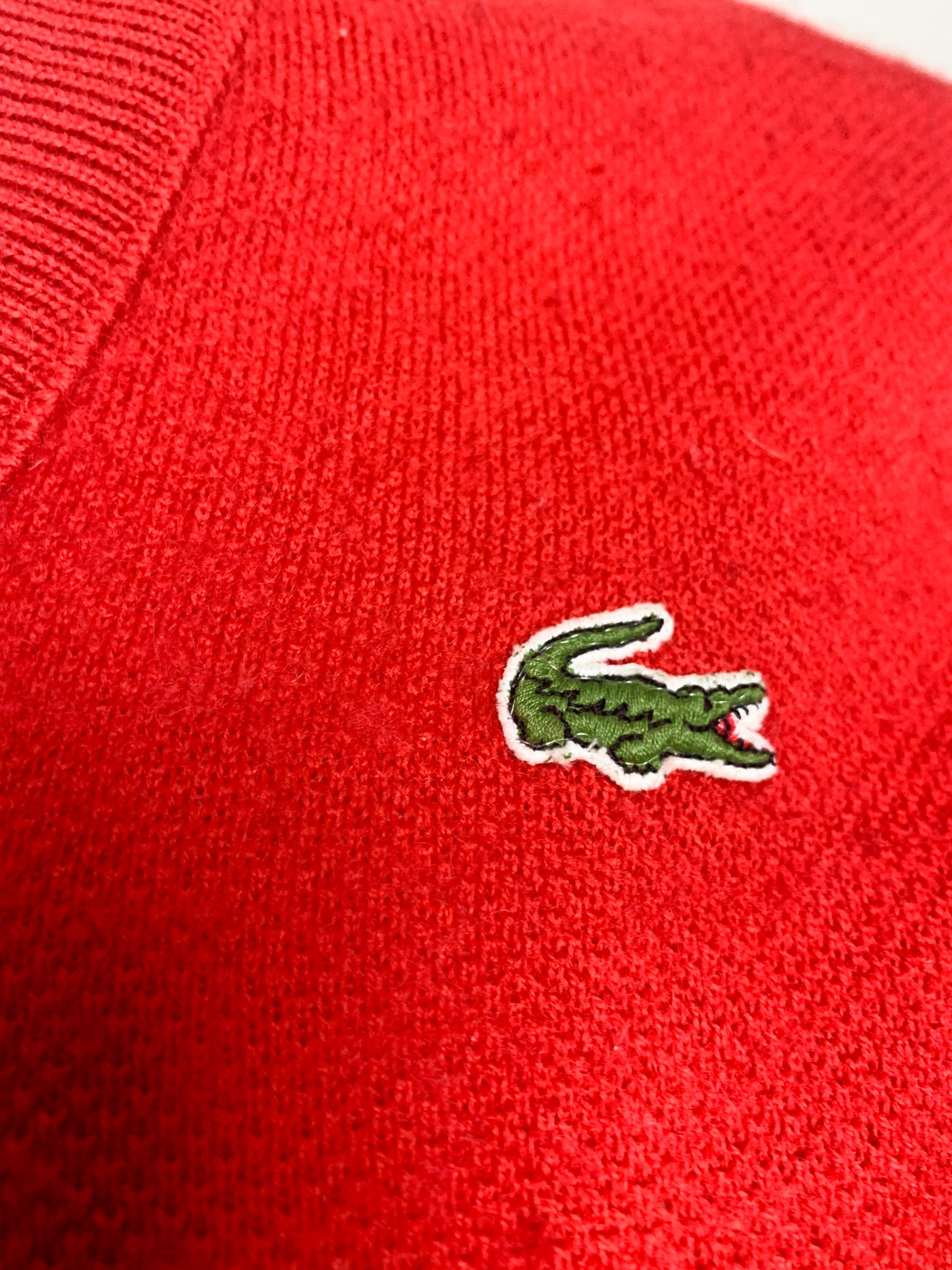 Pull Vintage années70/80 Lacoste Rouge Col V T M Homme / Oversize Femme - 60% Laine - Unisexe