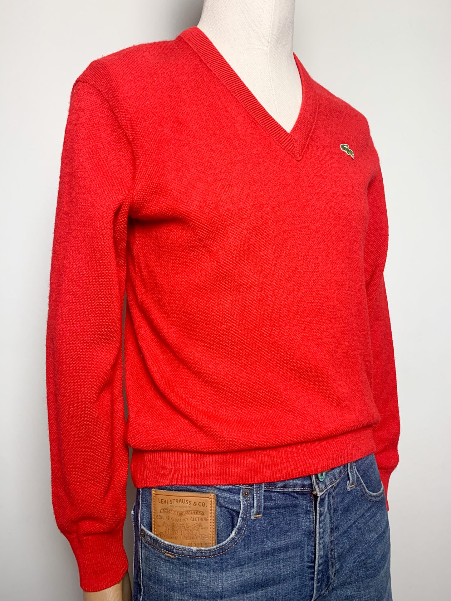 Pull Vintage années70/80 Lacoste Rouge Col V T M Homme / Oversize Femme - 60% Laine - Unisexe