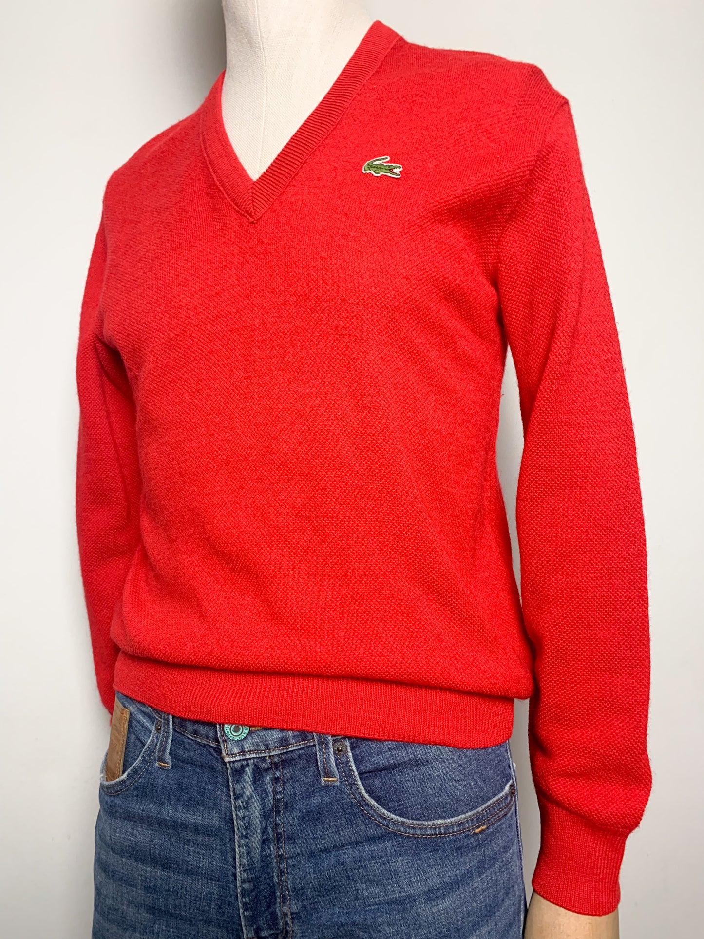 Pull Vintage années70/80 Lacoste Rouge Col V T M Homme / Oversize Femme - 60% Laine - Unisexe