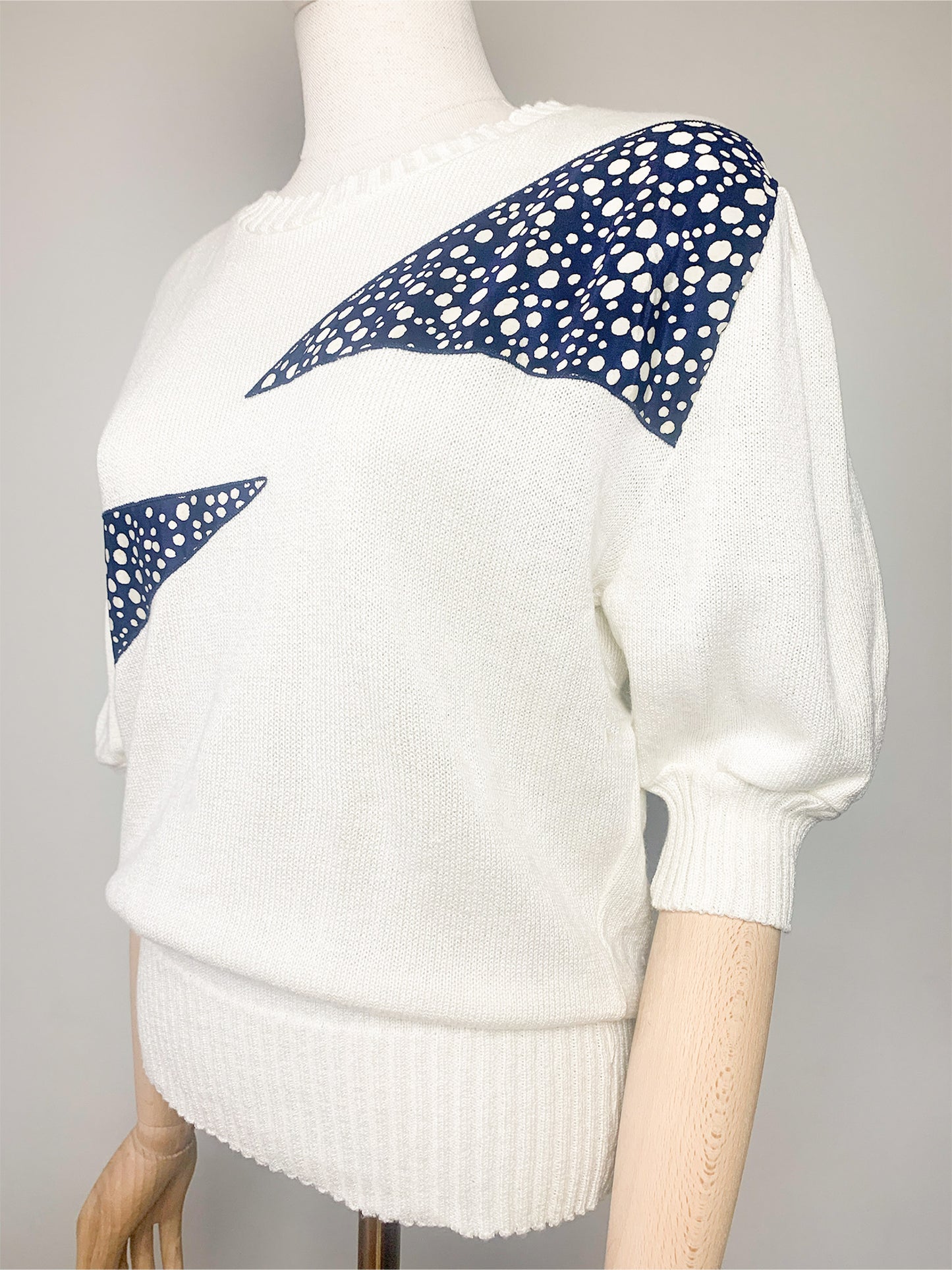 Pull Vintage Années 80 - Mailles Crème & Pois Marine - Épaulettes - "Made in USA" T. 38/40