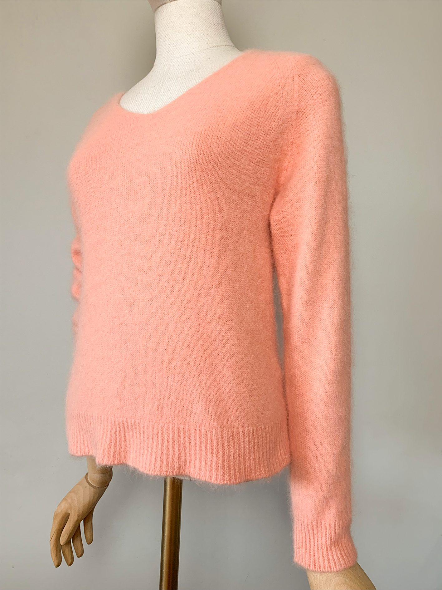 Pull tout doux col V en mélange angora et laine corail