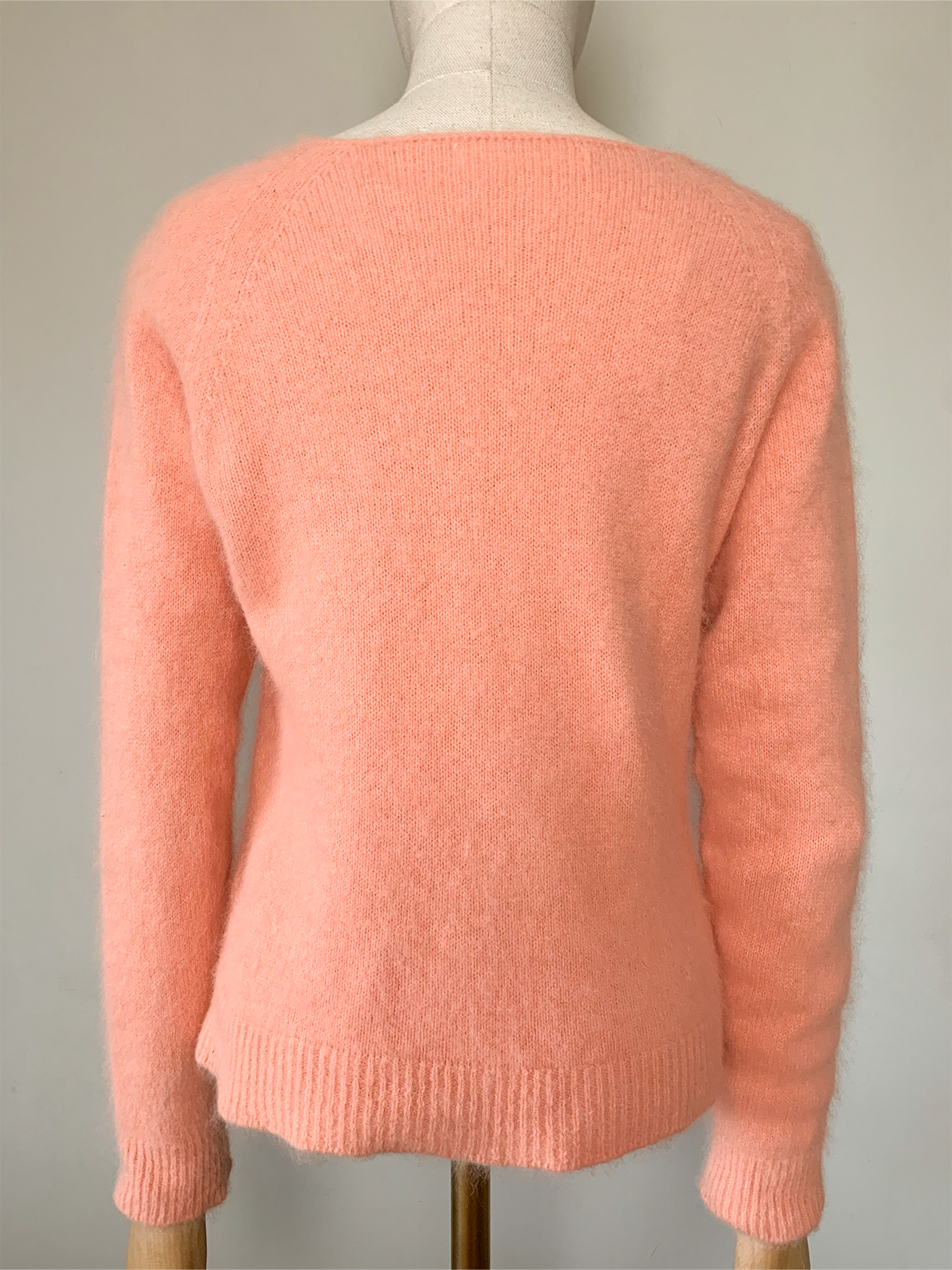 Pull tout doux col V en mélange angora et laine corail