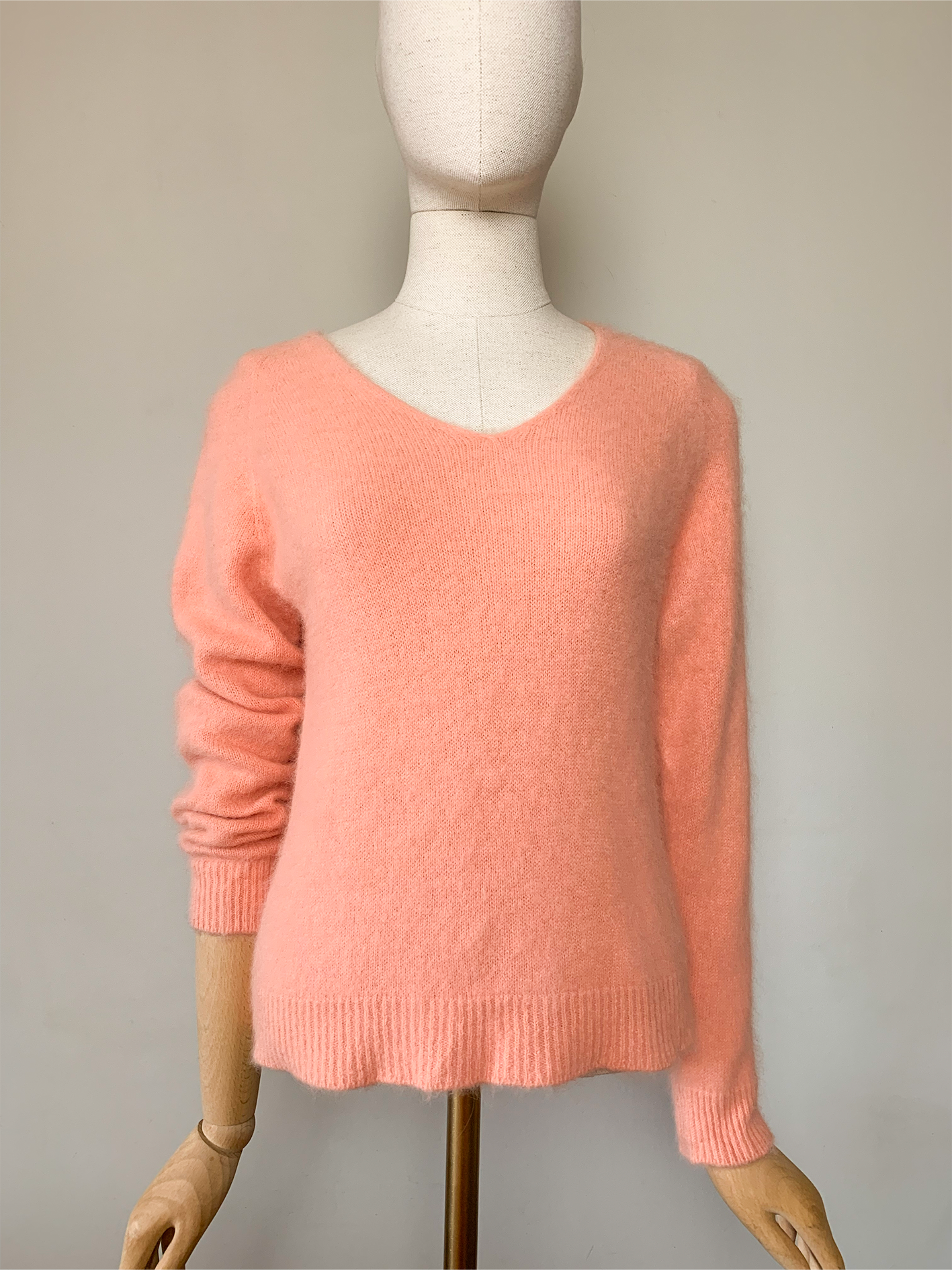 Pull tout doux col V en mélange angora et laine corail