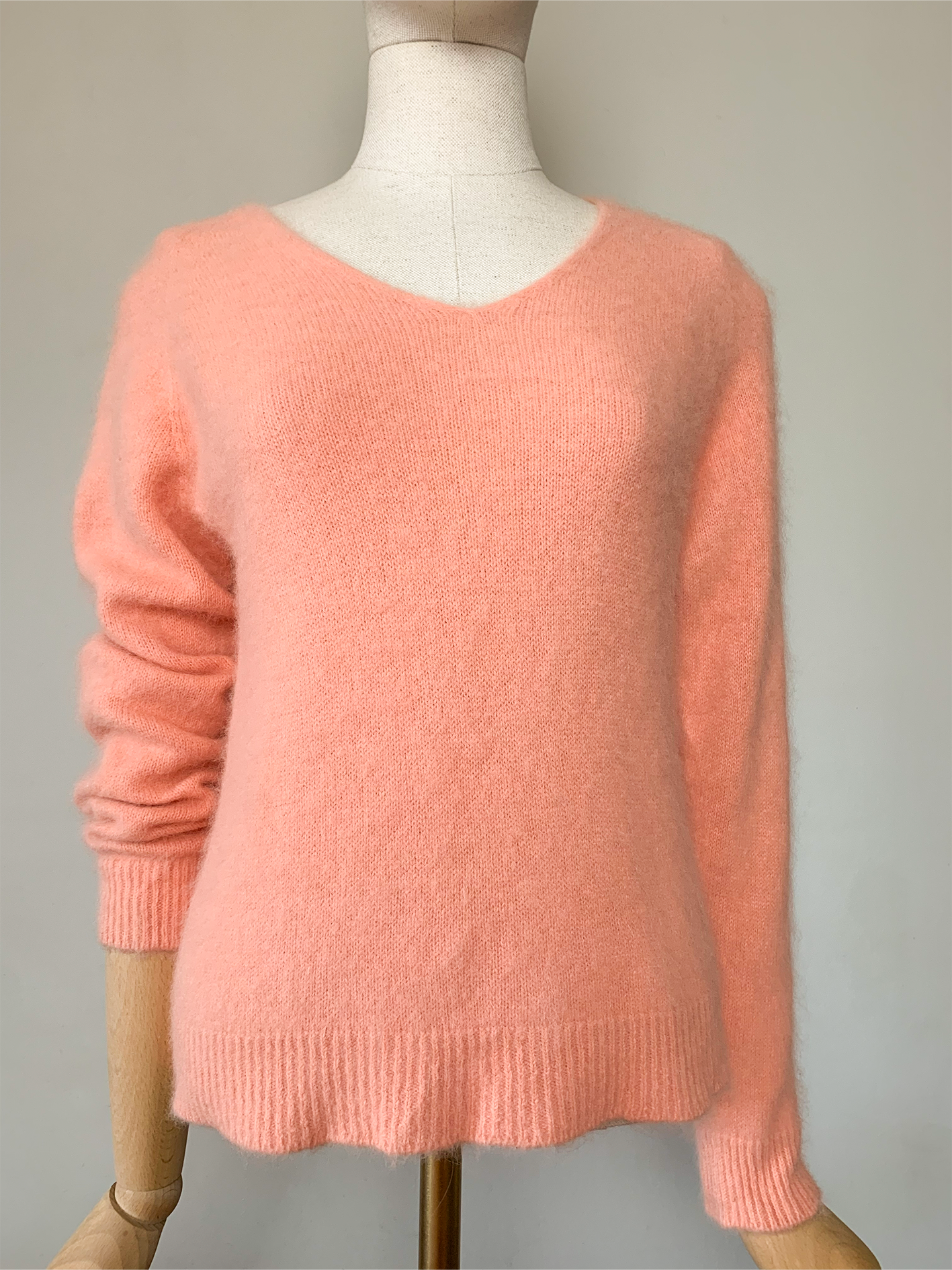 Pull tout doux col V en mélange angora et laine corail