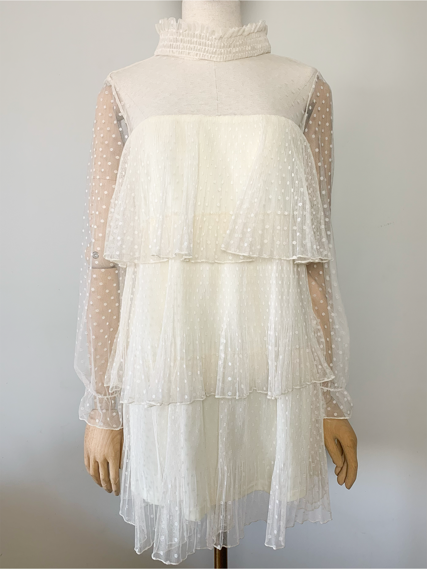 Robe écrue dentelle volants plumetis esprit rétro