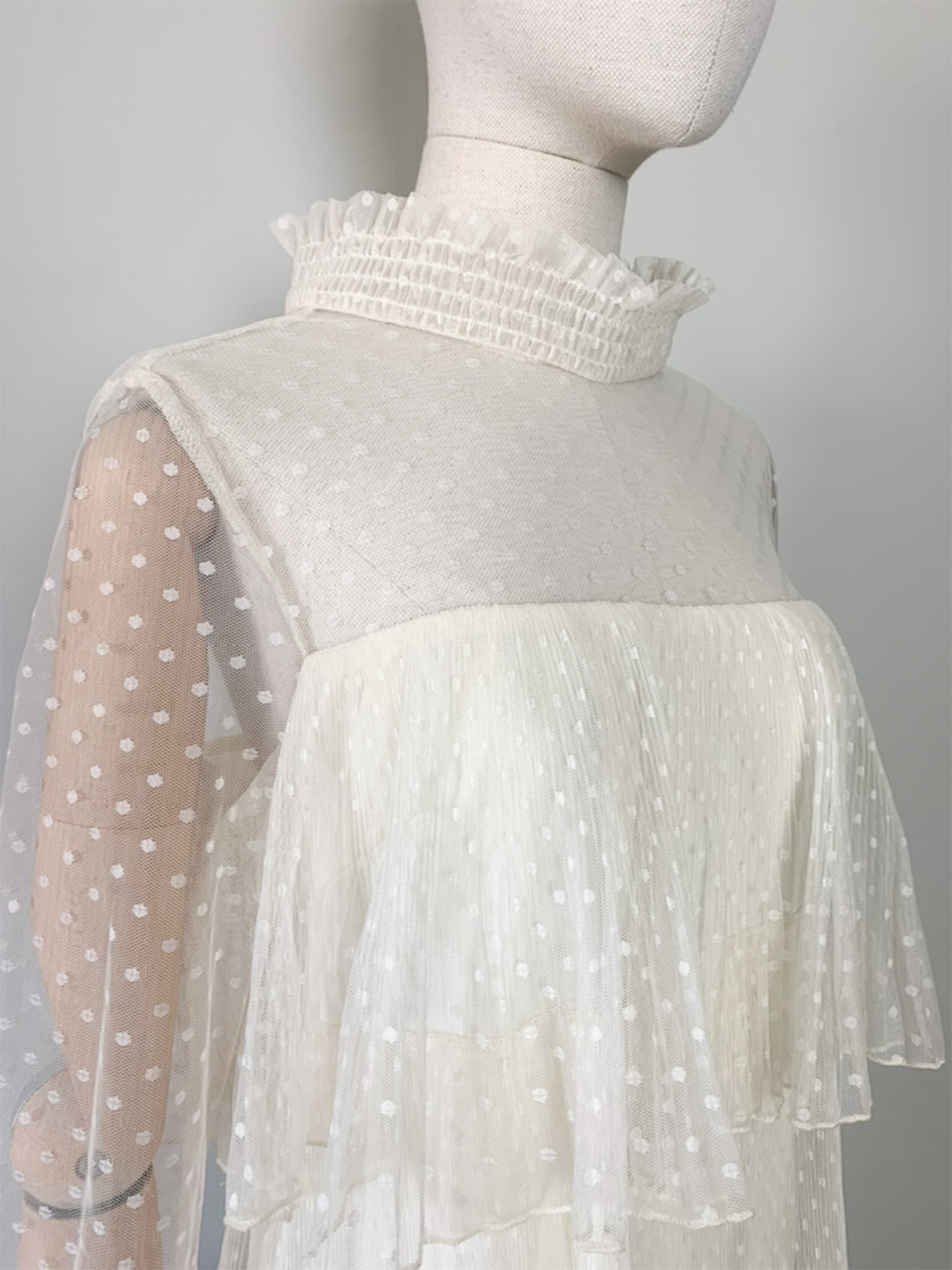 Robe écrue dentelle volants plumetis esprit rétro