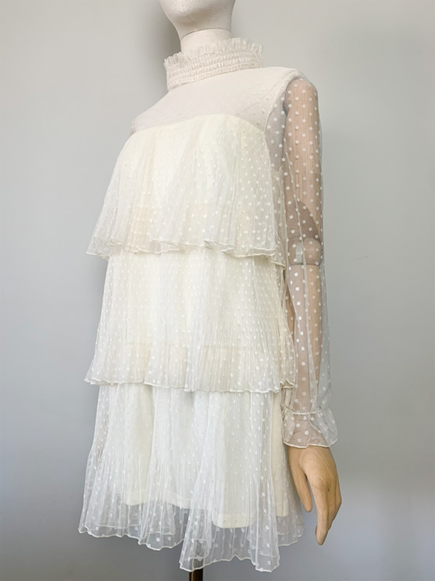 Robe écrue dentelle volants plumetis esprit rétro