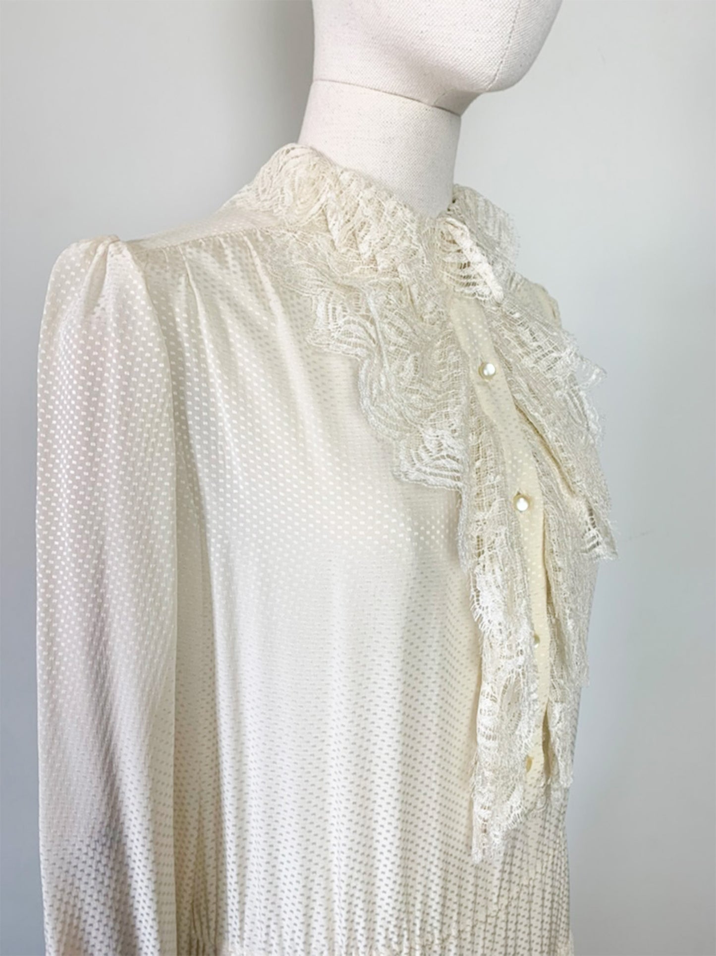 Robe Midi Vintage TED LAPIDUS Luxe - 100% Soie Crème - Dentelle & Plissés Romantiques - Années 70 - Taille 36/38