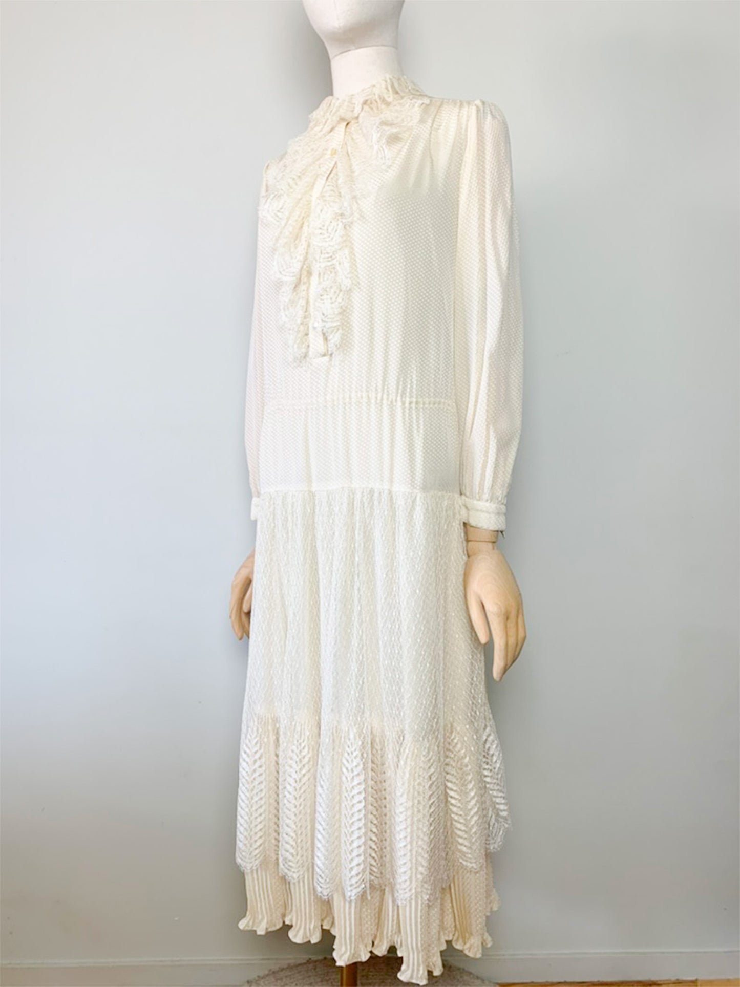 Robe Midi Vintage TED LAPIDUS Luxe - 100% Soie Crème - Dentelle & Plissés Romantiques - Années 70 - Taille 36/38
