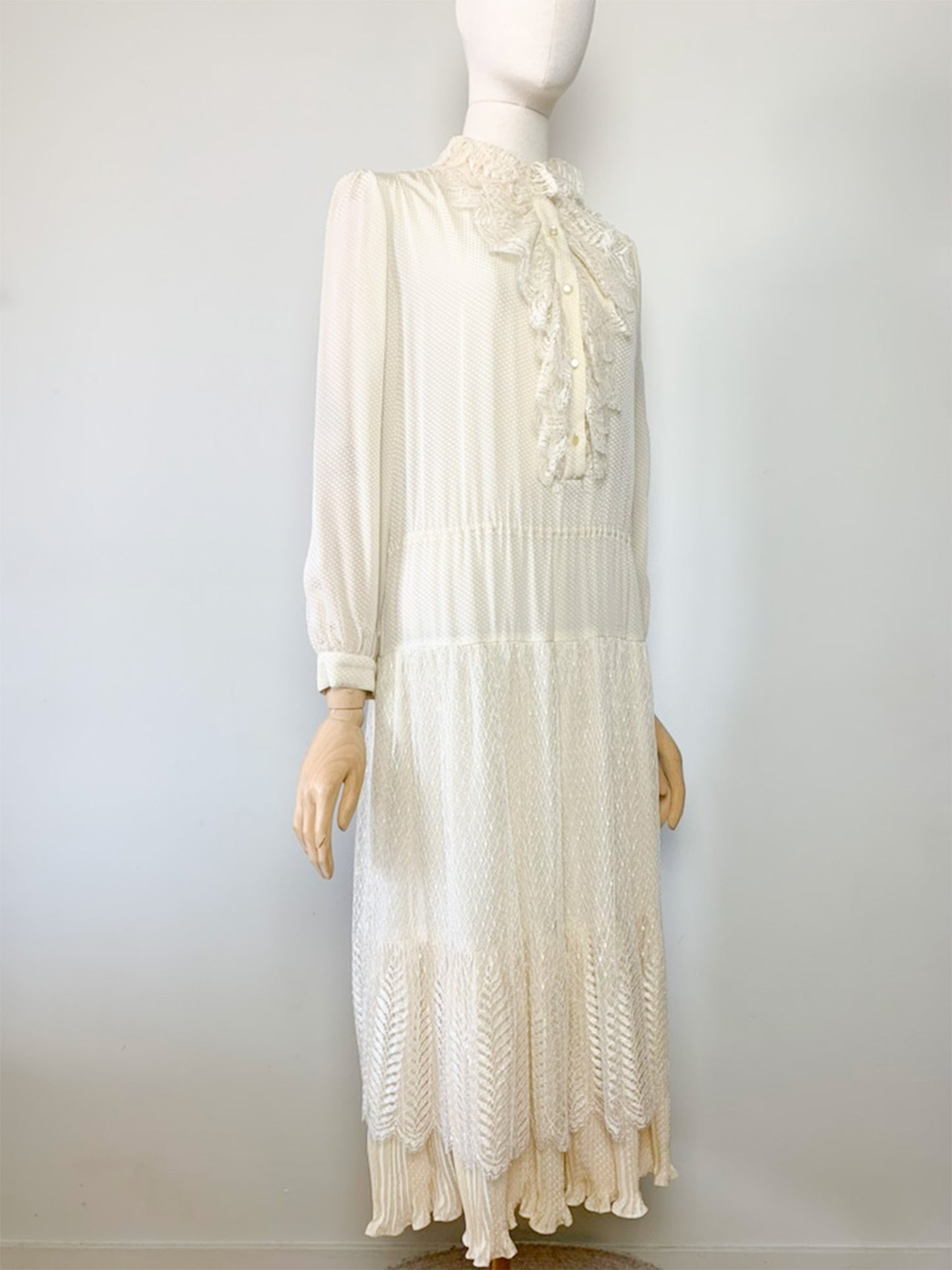 Robe Midi Vintage TED LAPIDUS Luxe - 100% Soie Crème - Dentelle & Plissés Romantiques - Années 70 - Taille 36/38