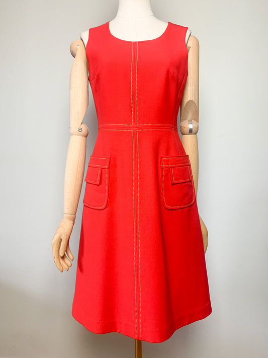 Robe Trapèze Vintage 60s Rouge Vif - Surpiqûres Graphiques Contrastées - Style Mod Chic - Taille 36 FR