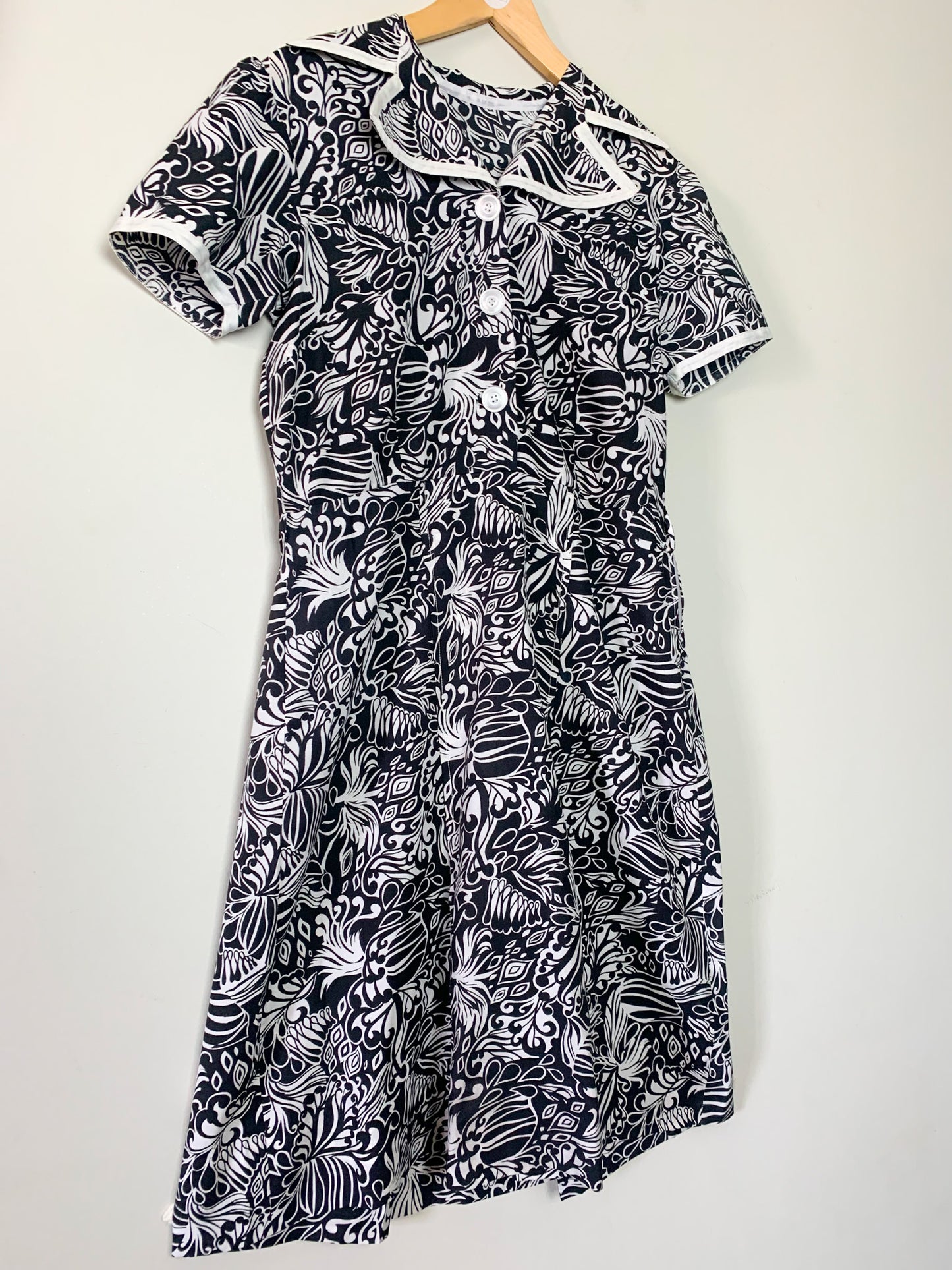Robe vintage années 60 manches courtes noire et blanche