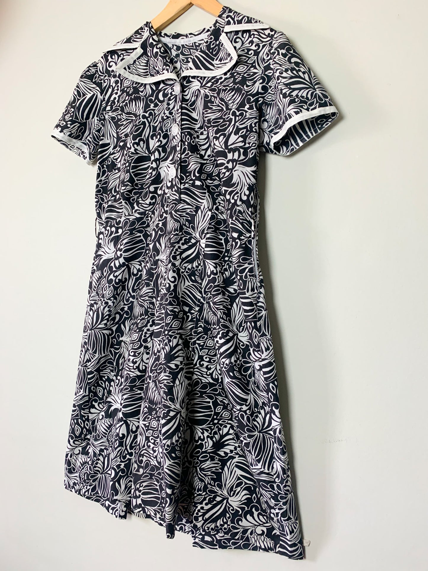 Robe vintage années 60 manches courtes noire et blanche