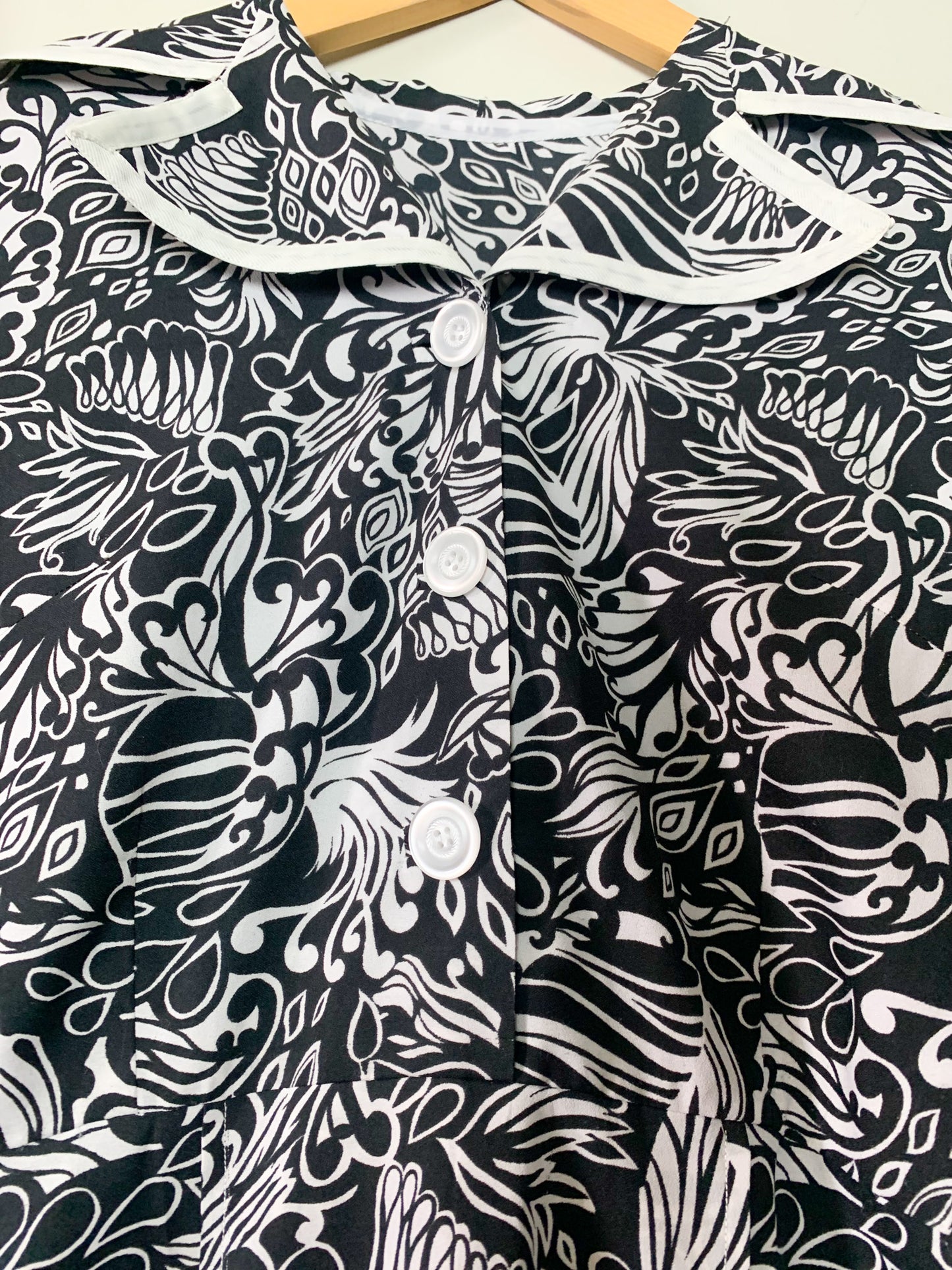 Robe vintage années 60 manches courtes noire et blanche
