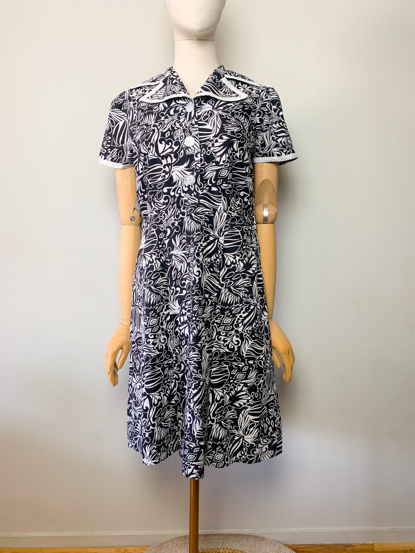 Robe vintage années 60 manches courtes noire et blanche