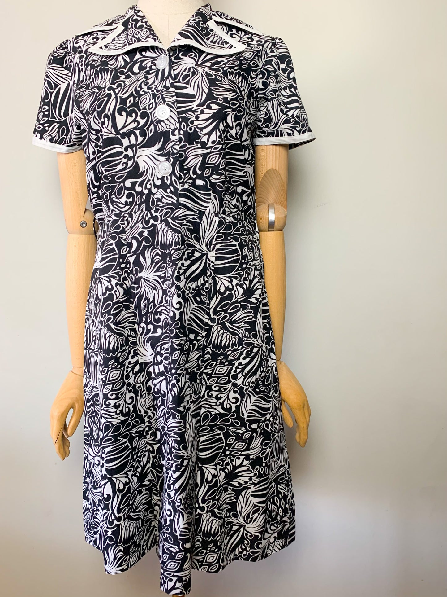 Robe vintage années 60 manches courtes noire et blanche